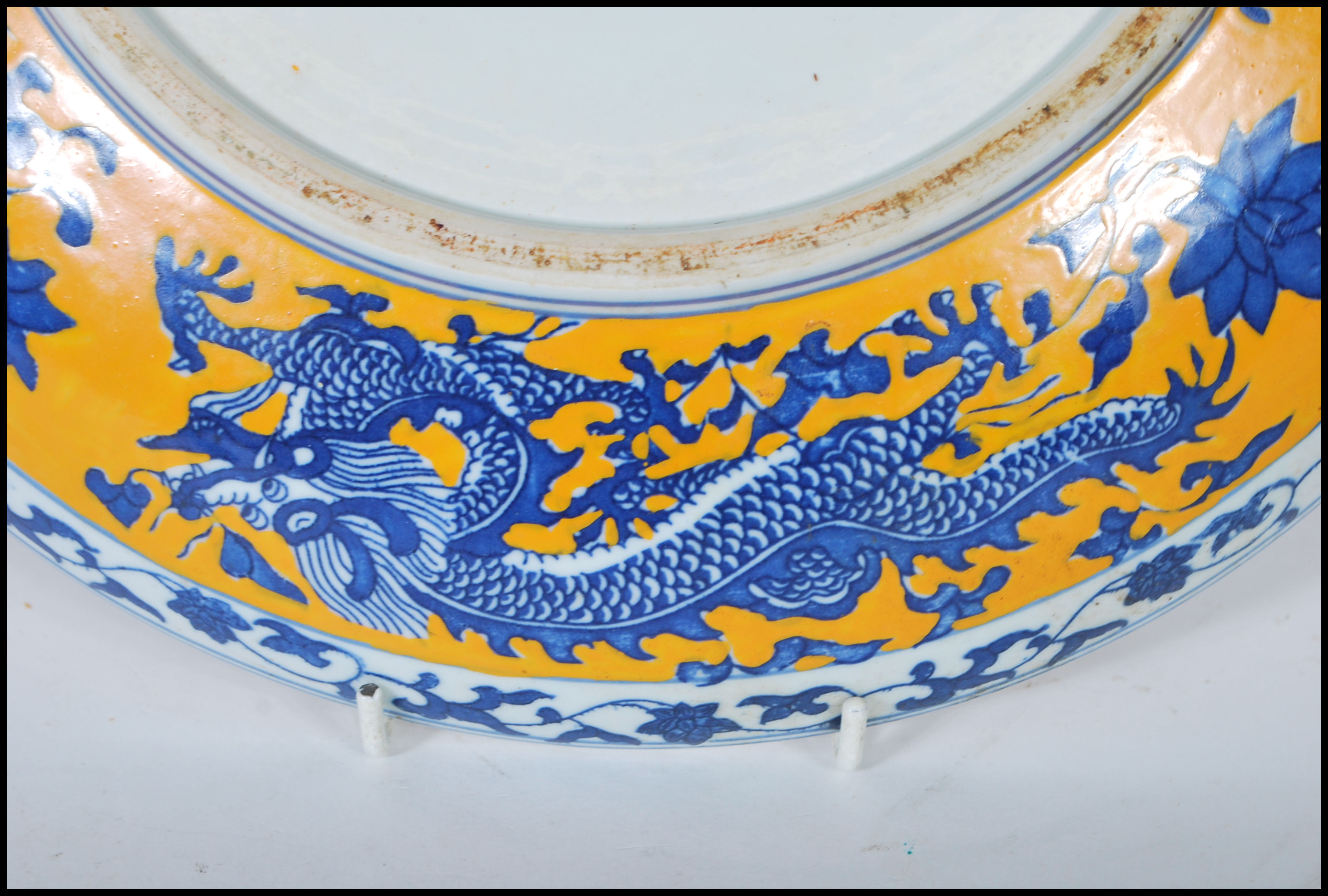 A 20th Century Chinese wall charger having hand painted on a yellow ground with five toed blue and - Image 5 of 6