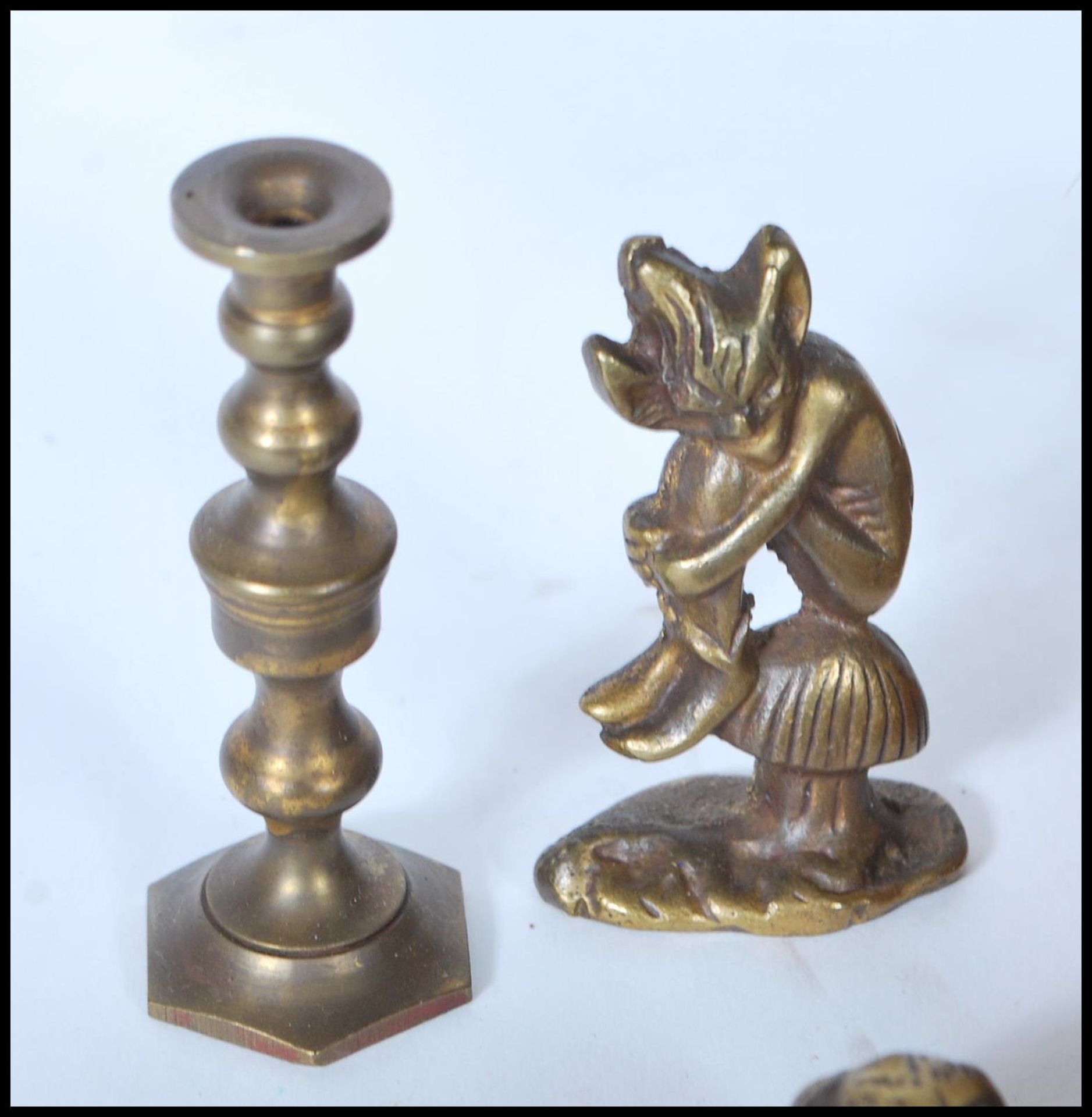 A collection of unusual brass ornamental figures to include mythical creatures, goblins, pixies - Bild 2 aus 11