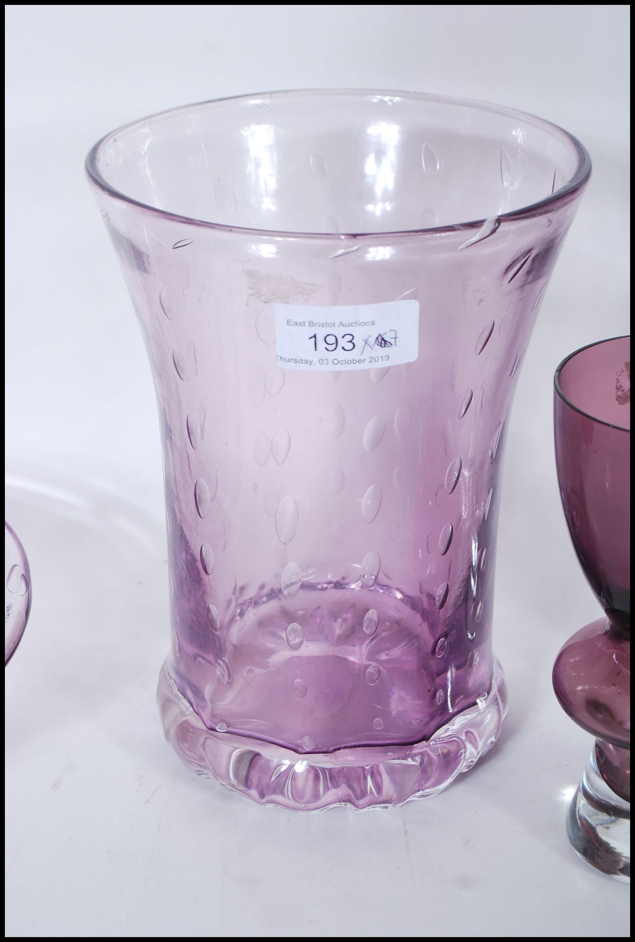 A collection of retro studio art amethyst glass vases and bowls to include a selection of - Bild 3 aus 8