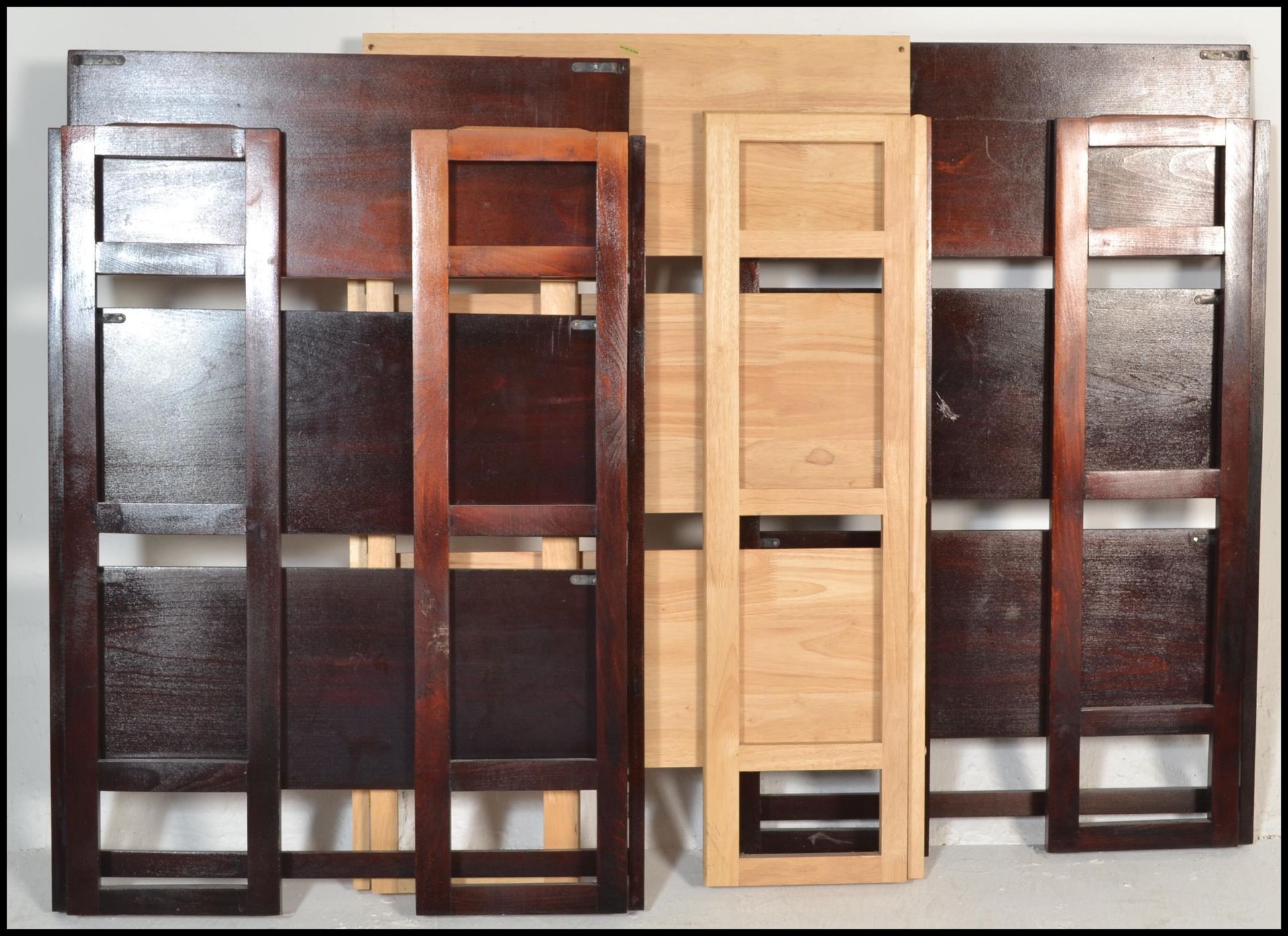 A pair of vintage style 20th Century wooden folding metamorphic bookcases / traders display shelves. - Bild 6 aus 6