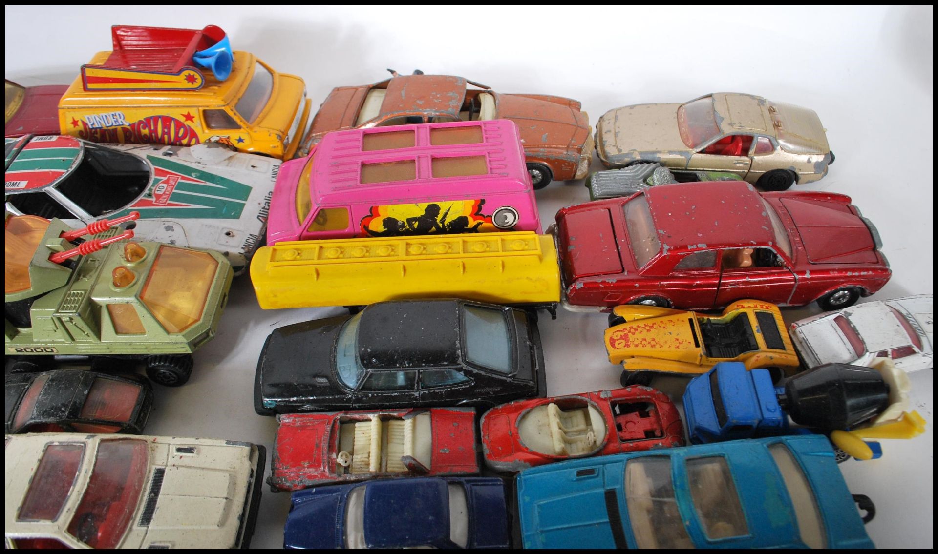 A COLLECTION OF DIECAST MODEL VEHICLES AND OTHERS - Bild 8 aus 9