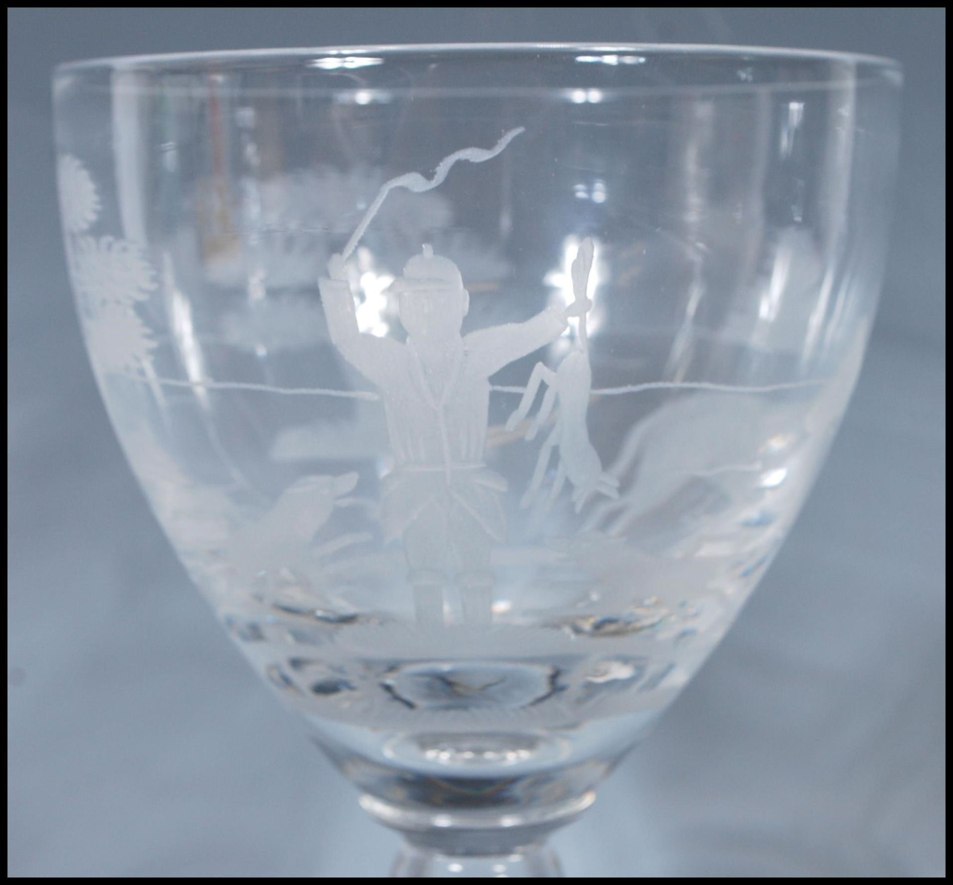 Hunting interest- A large 19th Century Victorian glass goblet having engraved hunting scenes - Bild 2 aus 7