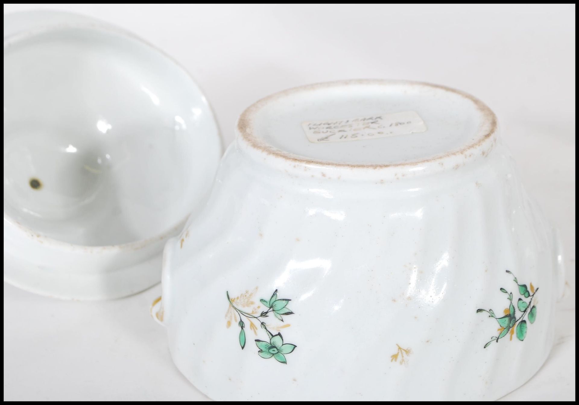 A 19th Century Flight and Barr Worcester lidded sucrier having a white ground body with floral and - Bild 5 aus 15