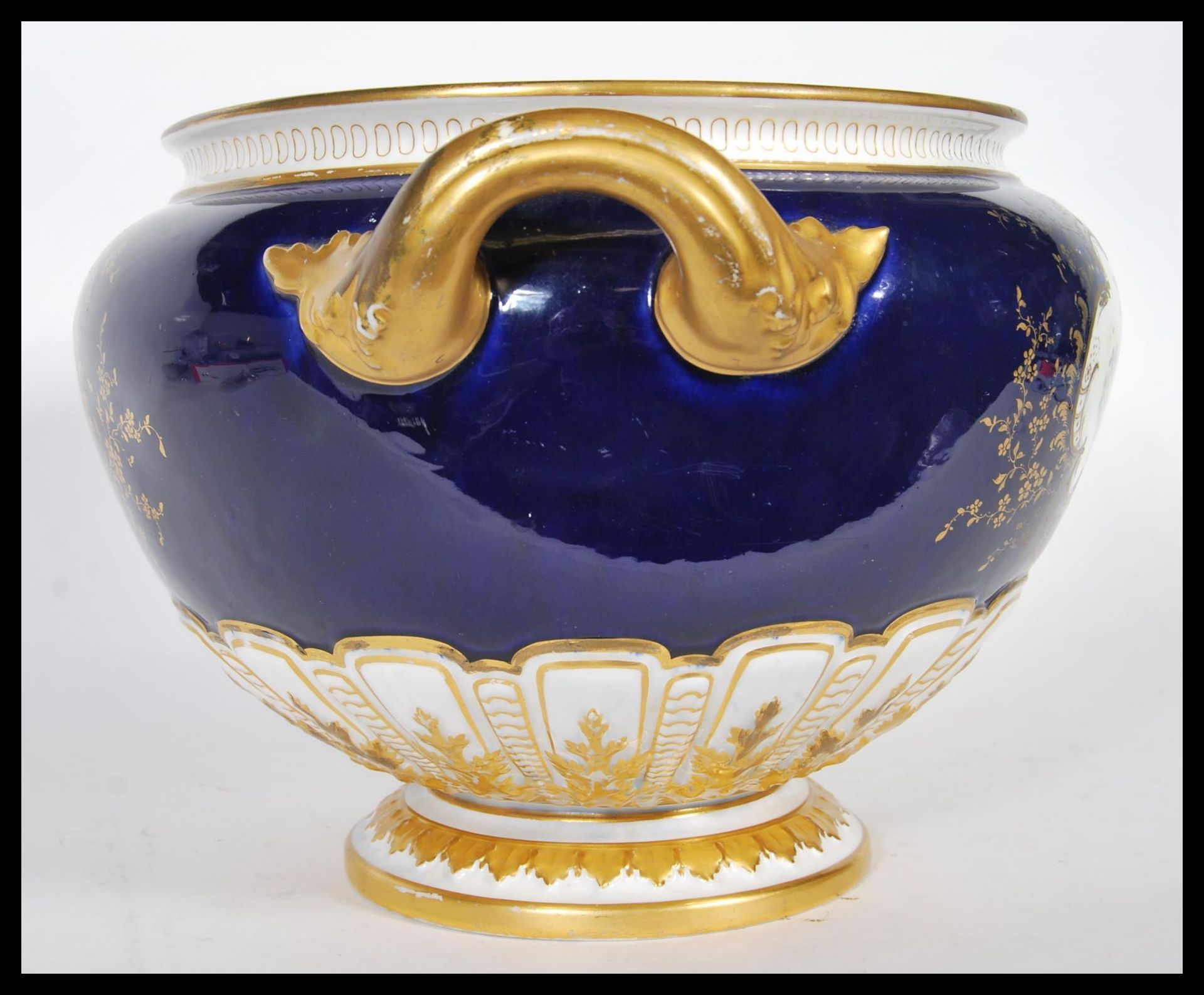 A late 19th Century Royal Worcester soup tureen of large form, having twin carrying handles finished - Bild 2 aus 6