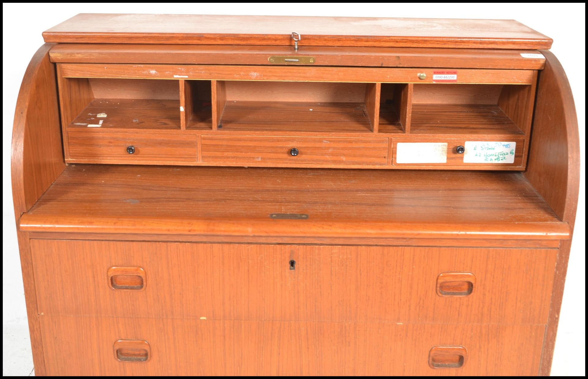 A retro 20th Century Teak wood barrel top bureau having a fully appointed interior over drawers - Bild 3 aus 6