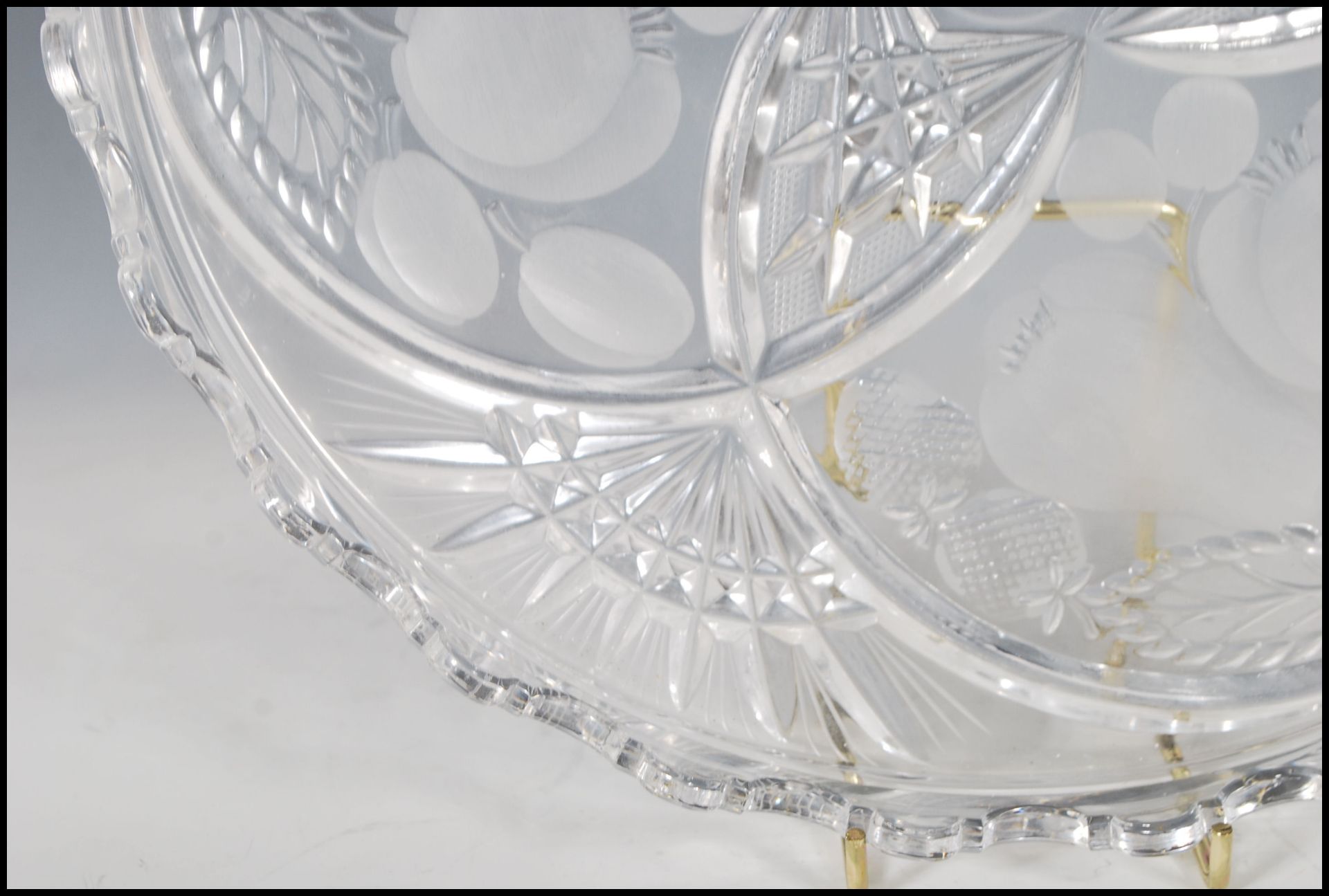 A 20th Century cut glass centrepiece plate in the manner of Lalique being of round form having a - Bild 2 aus 6