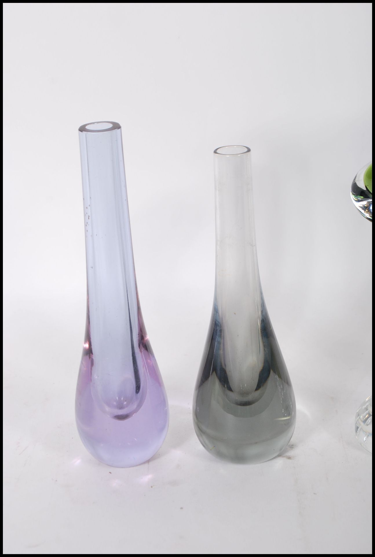 A collection of mid 20th Century vintage retro studio glass vases to include three coloured - Bild 2 aus 4