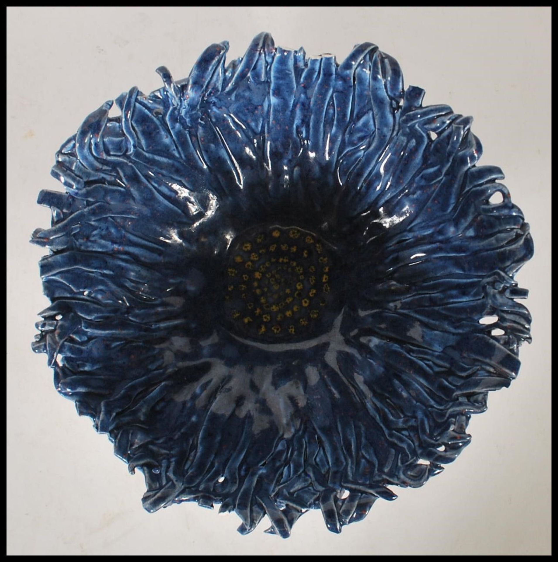 Jane Harding - A 20th Century vintage studio art pottery bowl in the form of a blue flower raised on - Bild 6 aus 7
