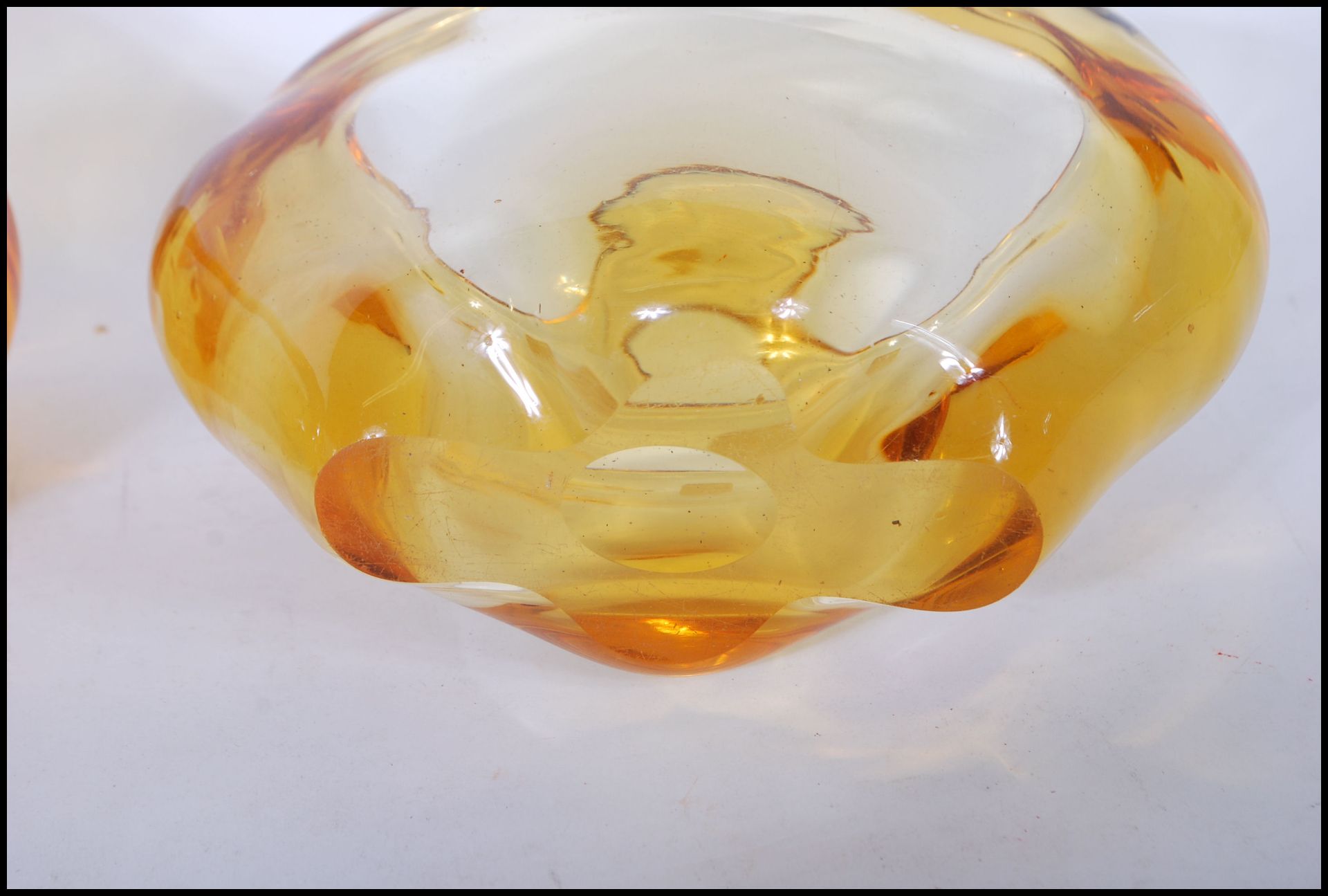 Two vintage retro amber glass vases of organic ovular form in the manner of Miloslav Klinger for - Bild 6 aus 7