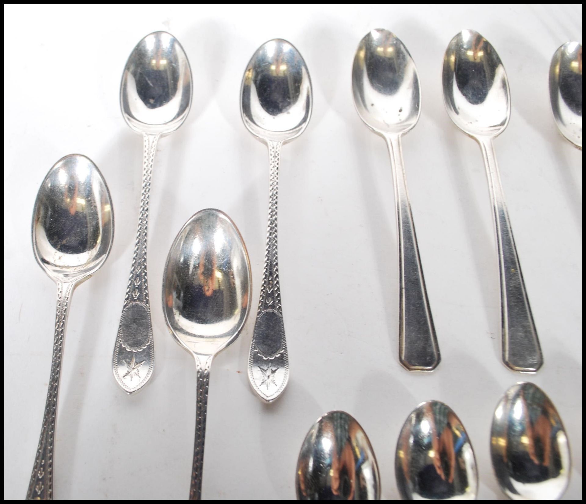 A collection of silver teaspoons all being hallmarked to include a set of Sheffield hallmarked - Bild 3 aus 10