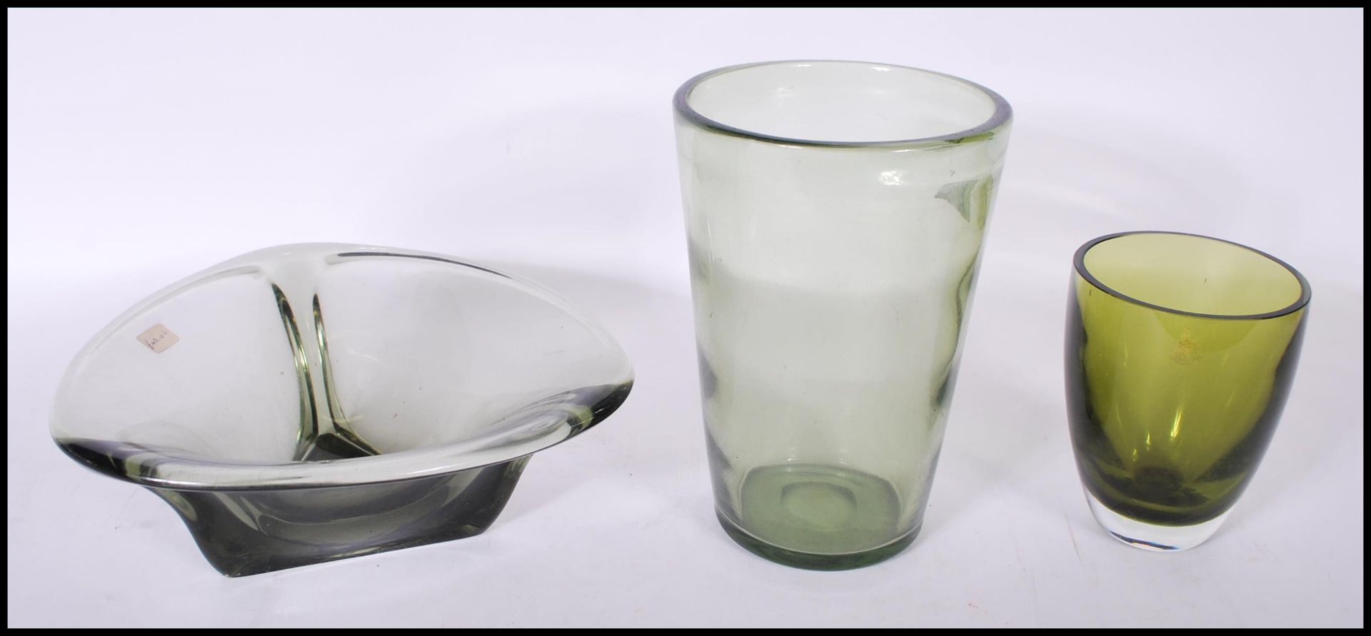 A group of three mid 20th Century vintage retro studio glass to include a Zelezny Brod Sklo style - Bild 2 aus 5