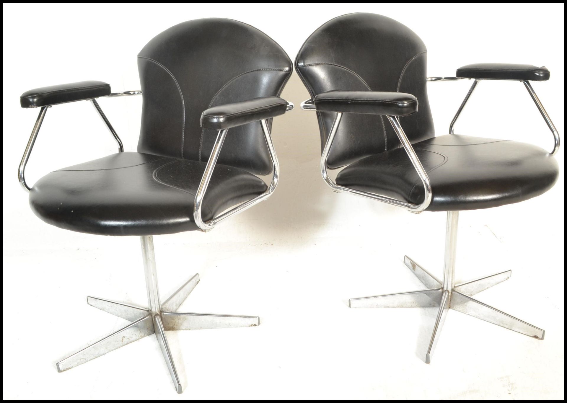 A set of 6 mid century retro chrome and faux black leather swivel chairs - dining chairs having been - Bild 5 aus 8
