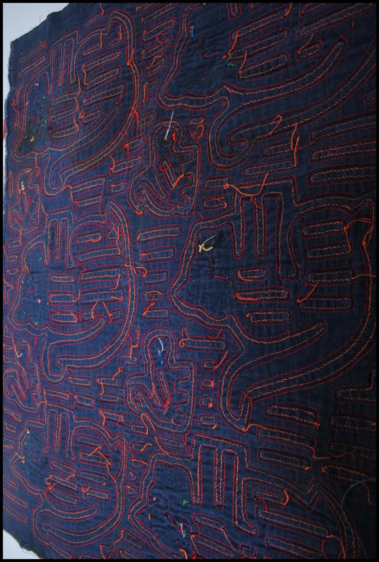 A 20th Century Panamanian Kuna Indian tribal mola fabric panel constructed from layers of - Bild 7 aus 7