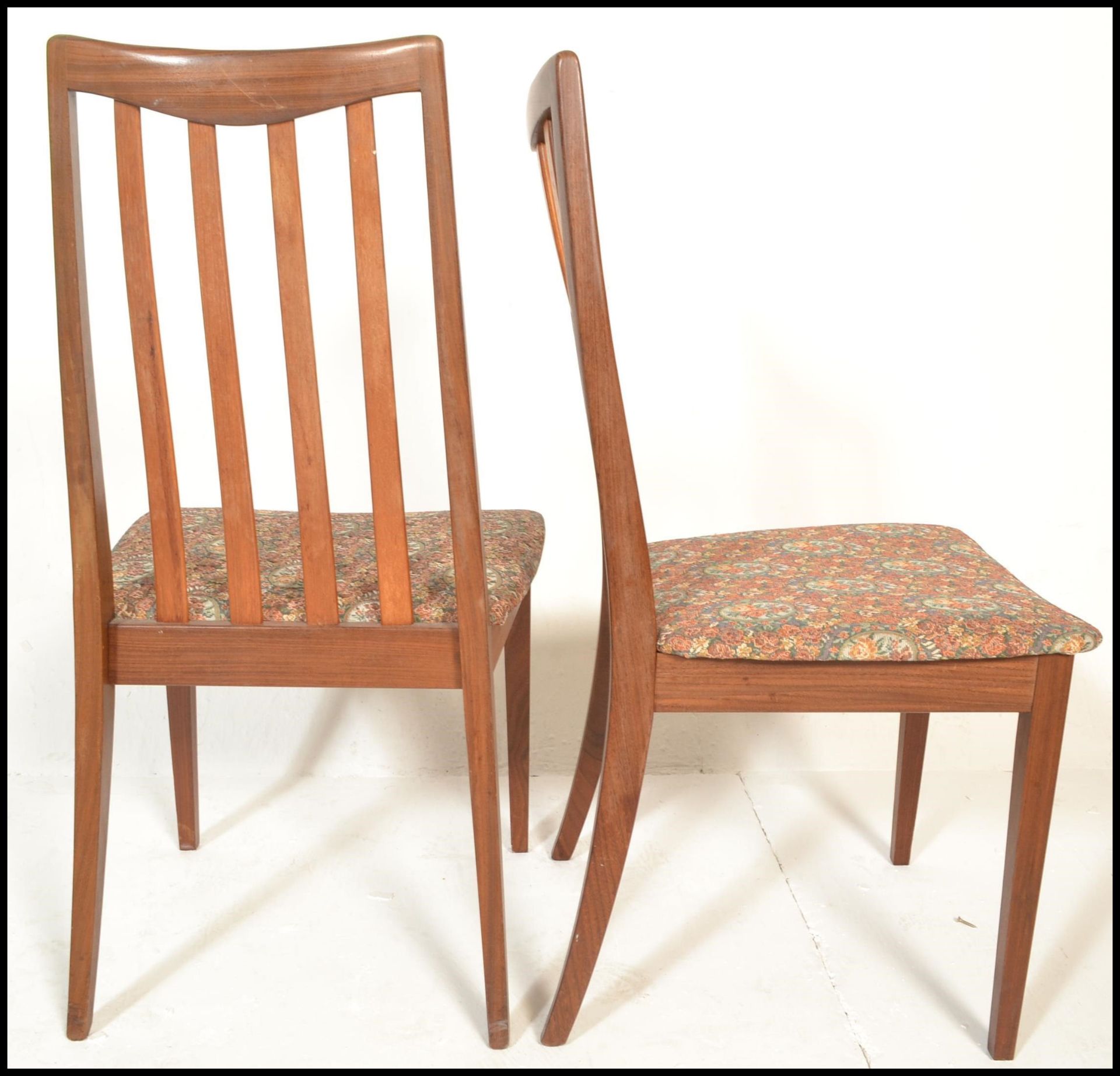 G Plan- A set of four retro mid 20th Century G Plan Fresco range tak wood rail back dining chairs - Bild 6 aus 8