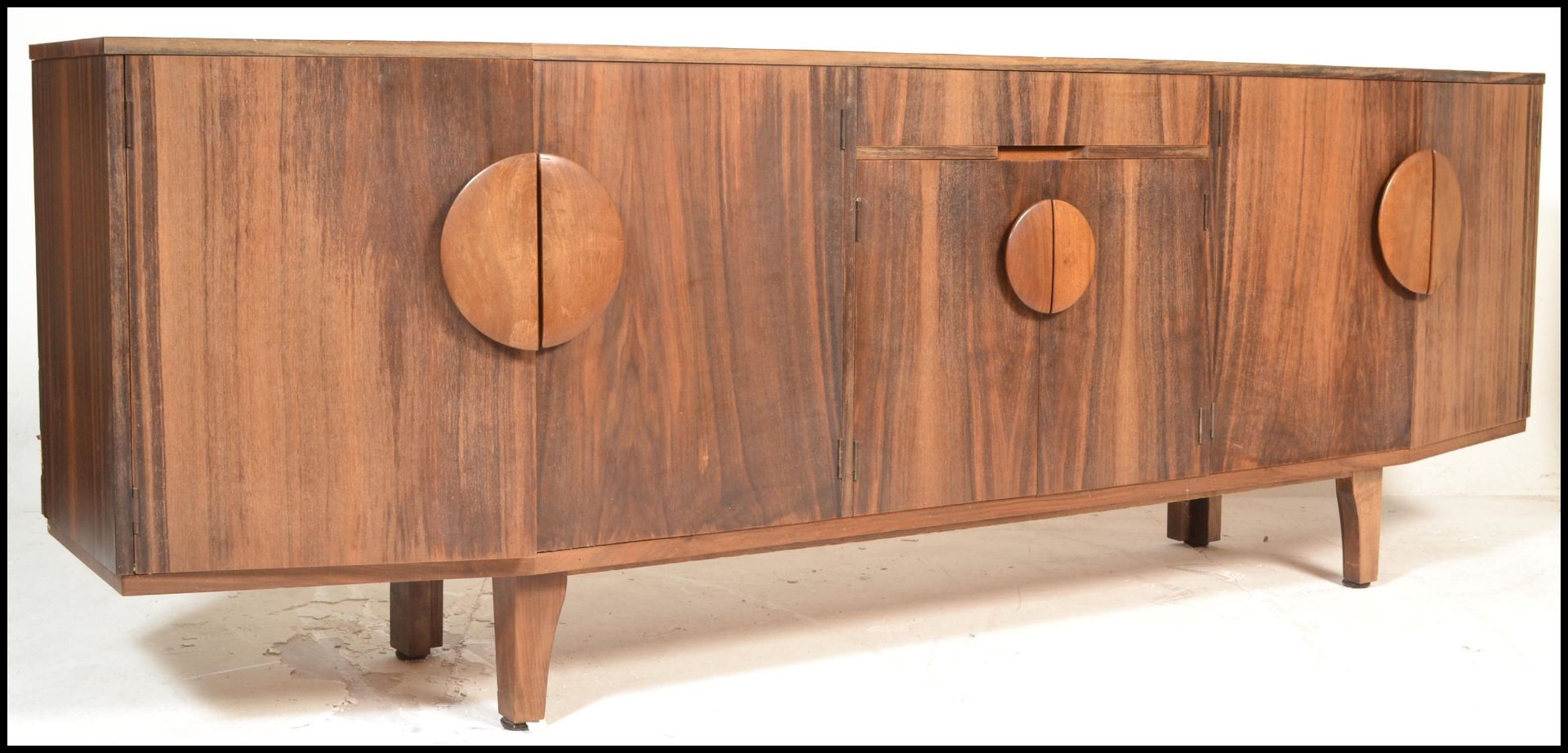 A retro mid century Danish Inspired crendenza sideboard. Raised on squared legs with a wide and deep - Bild 3 aus 10