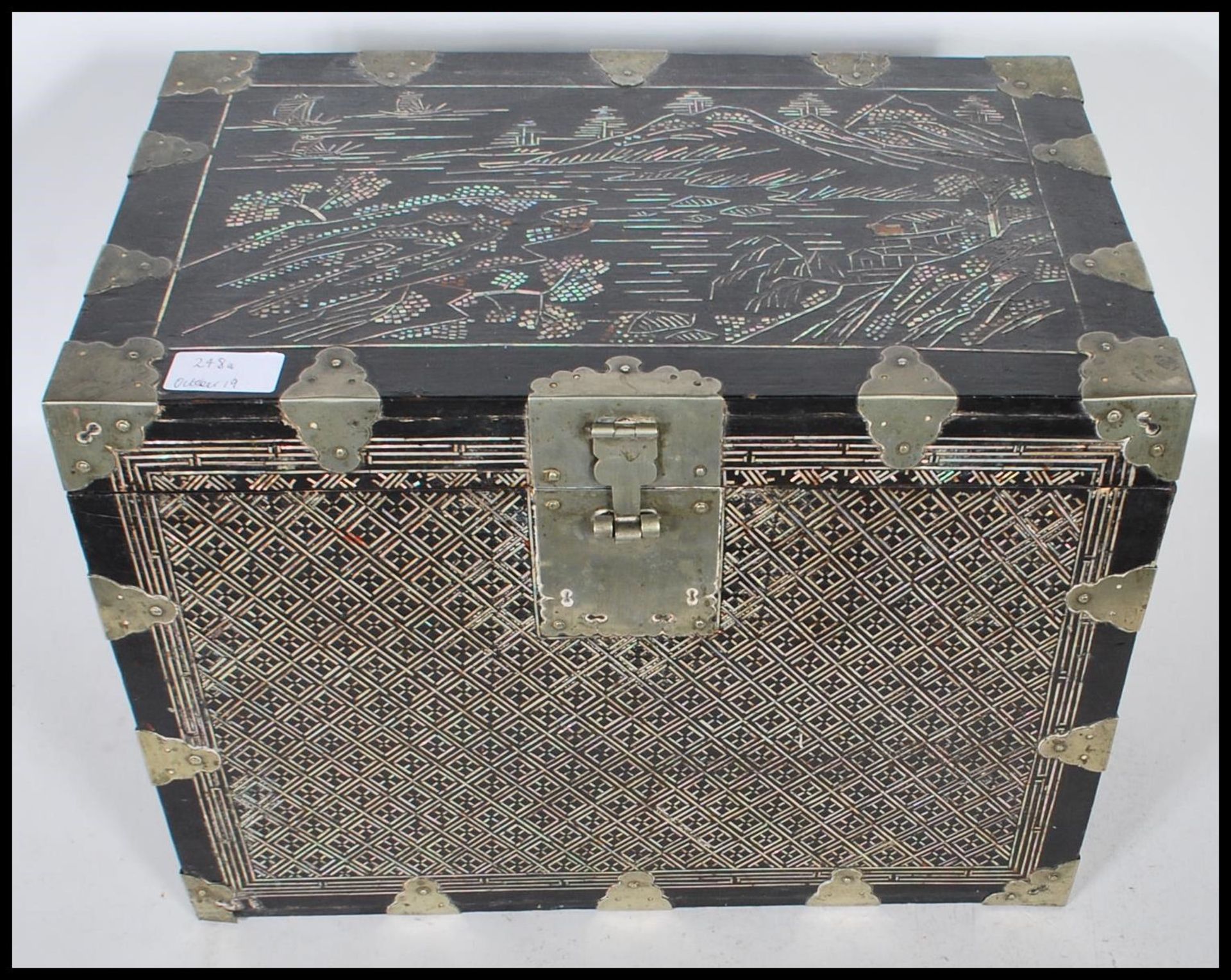 A Chinese Oriental ebonised wood lacquered chest box having mother of pearl inlay decoration in - Bild 6 aus 16