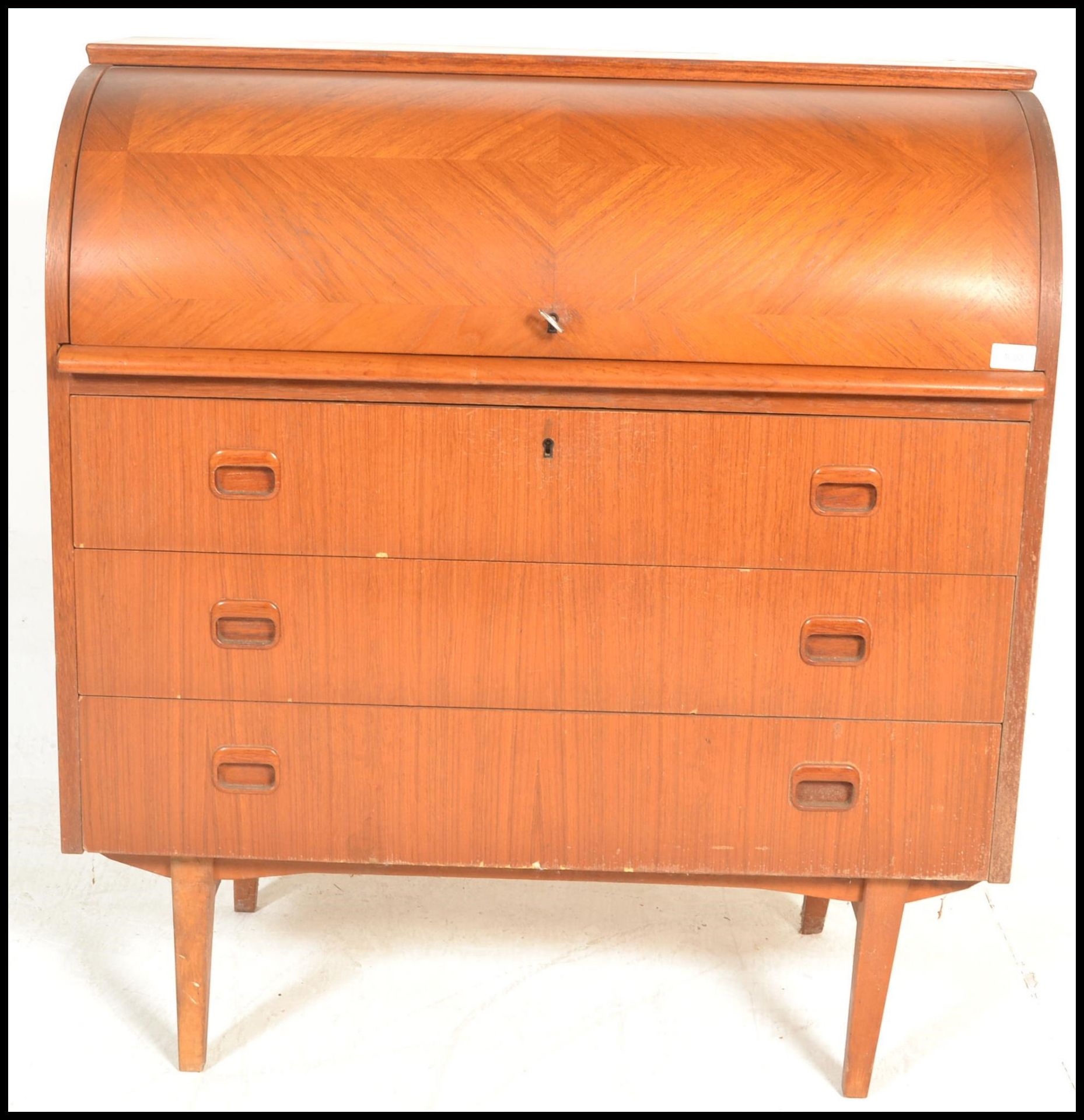 A retro 20th Century Teak wood barrel top bureau having a fully appointed interior over drawers - Bild 2 aus 6