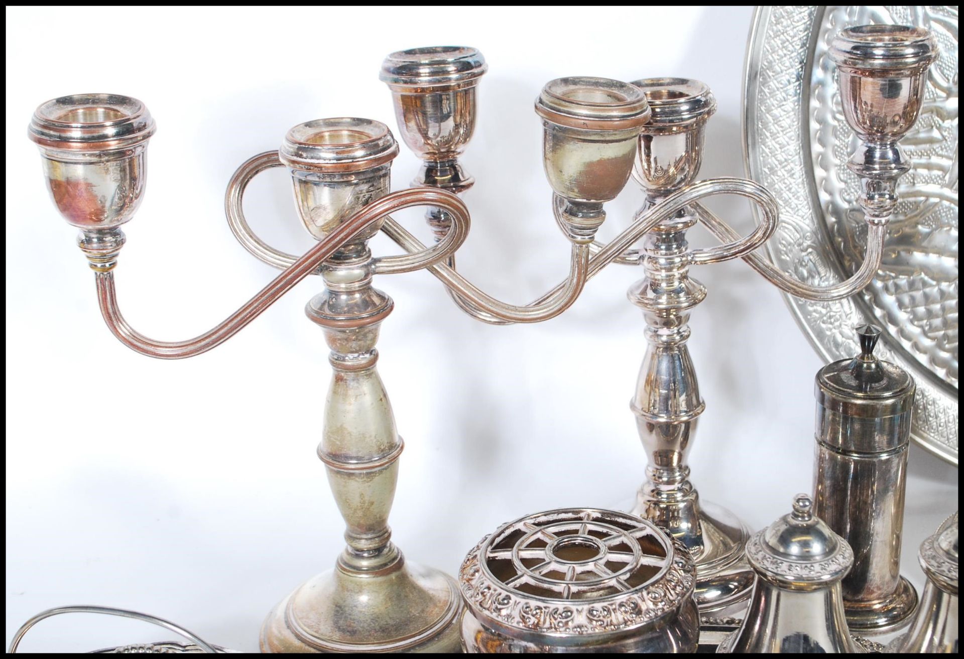 A large collection of silver plate to include salvers, candelabra, teapot, coffee pot. peanut - Bild 4 aus 8