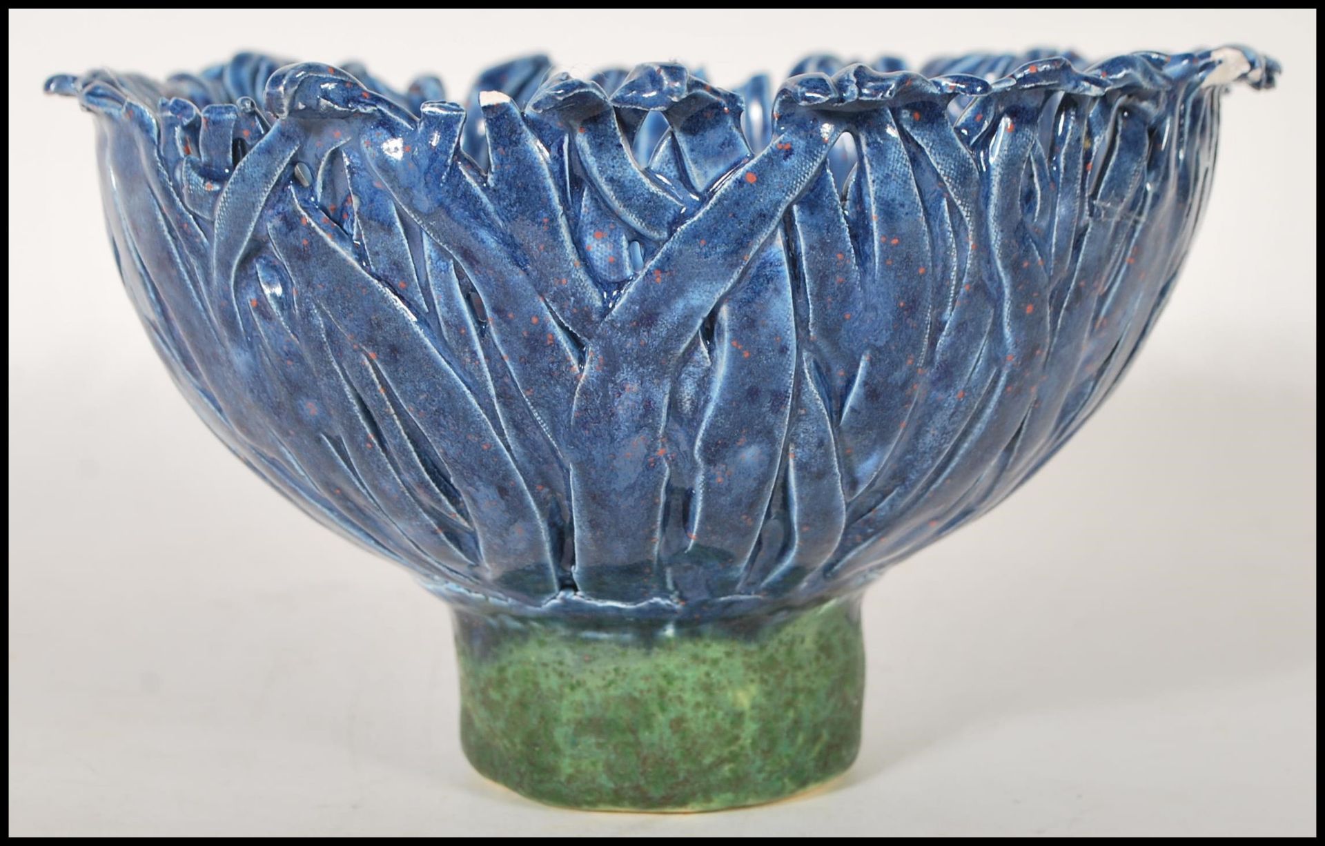 Jane Harding - A 20th Century vintage studio art pottery bowl in the form of a blue flower raised on - Bild 4 aus 7