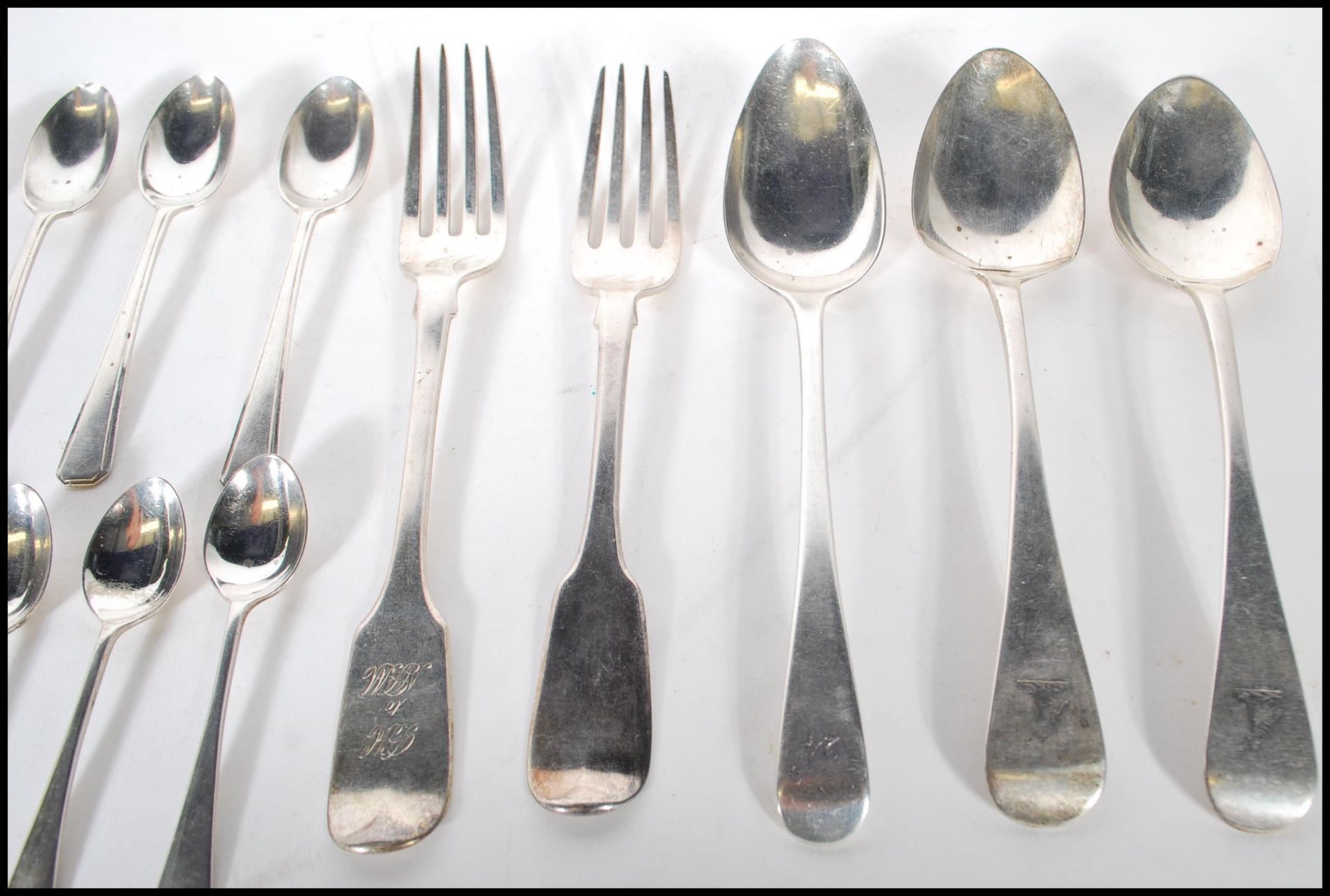 A collection of silver teaspoons all being hallmarked to include a set of Sheffield hallmarked - Bild 5 aus 10