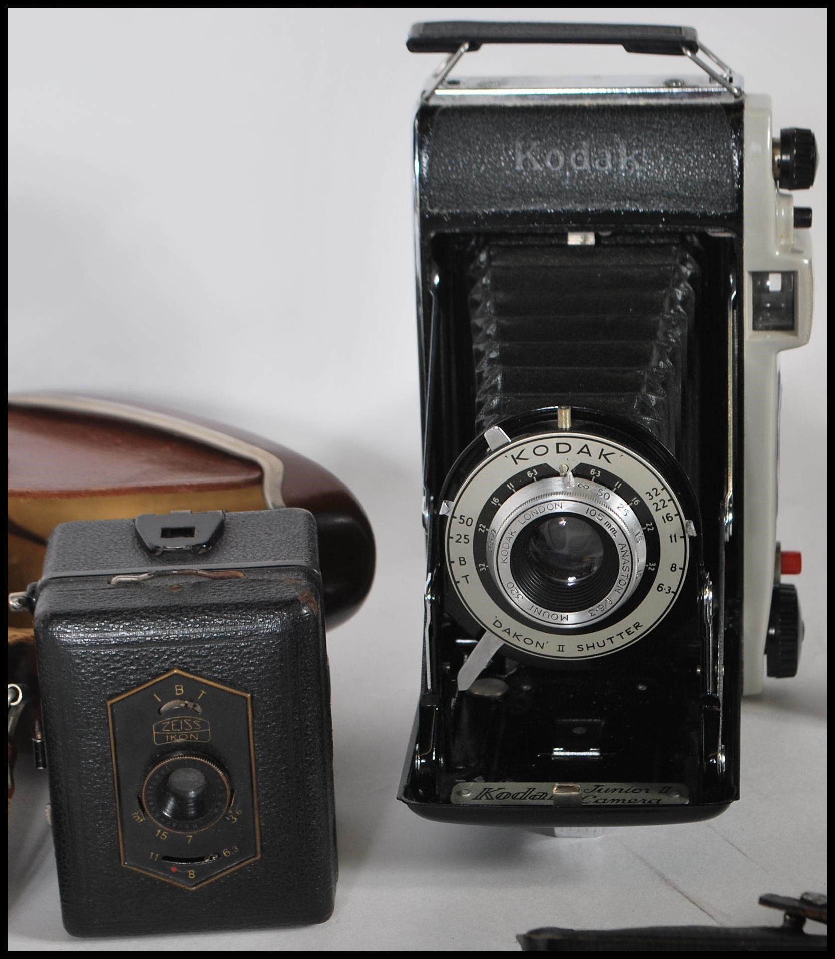 A collection of vintage film cameras to include a Praktica B100 film camera, an Olympus Quick - Image 6 of 8