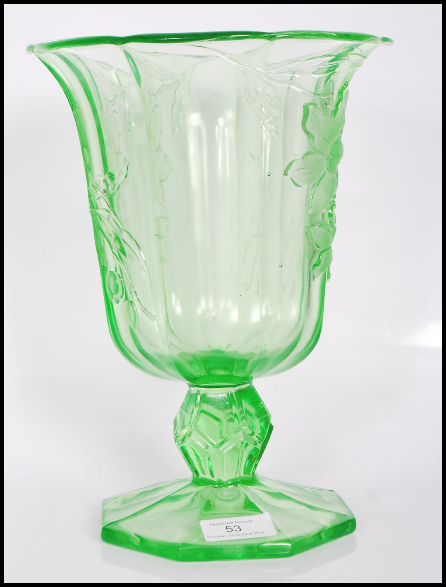 An early 20th Century Art Deco pressed green glass footed vase of octagonal form having raised - Bild 4 aus 7