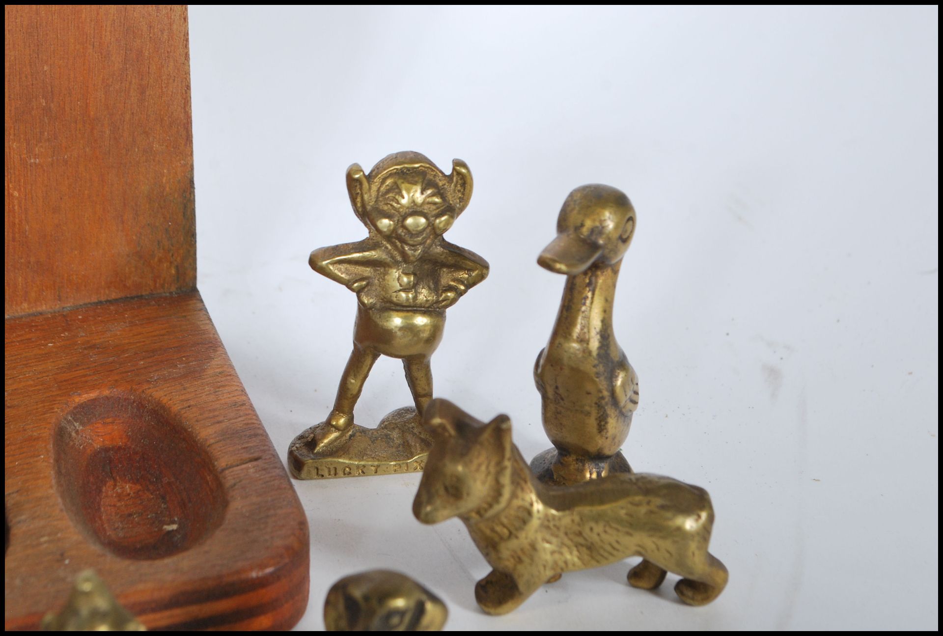 A collection of unusual brass ornamental figures to include mythical creatures, goblins, pixies - Bild 7 aus 11