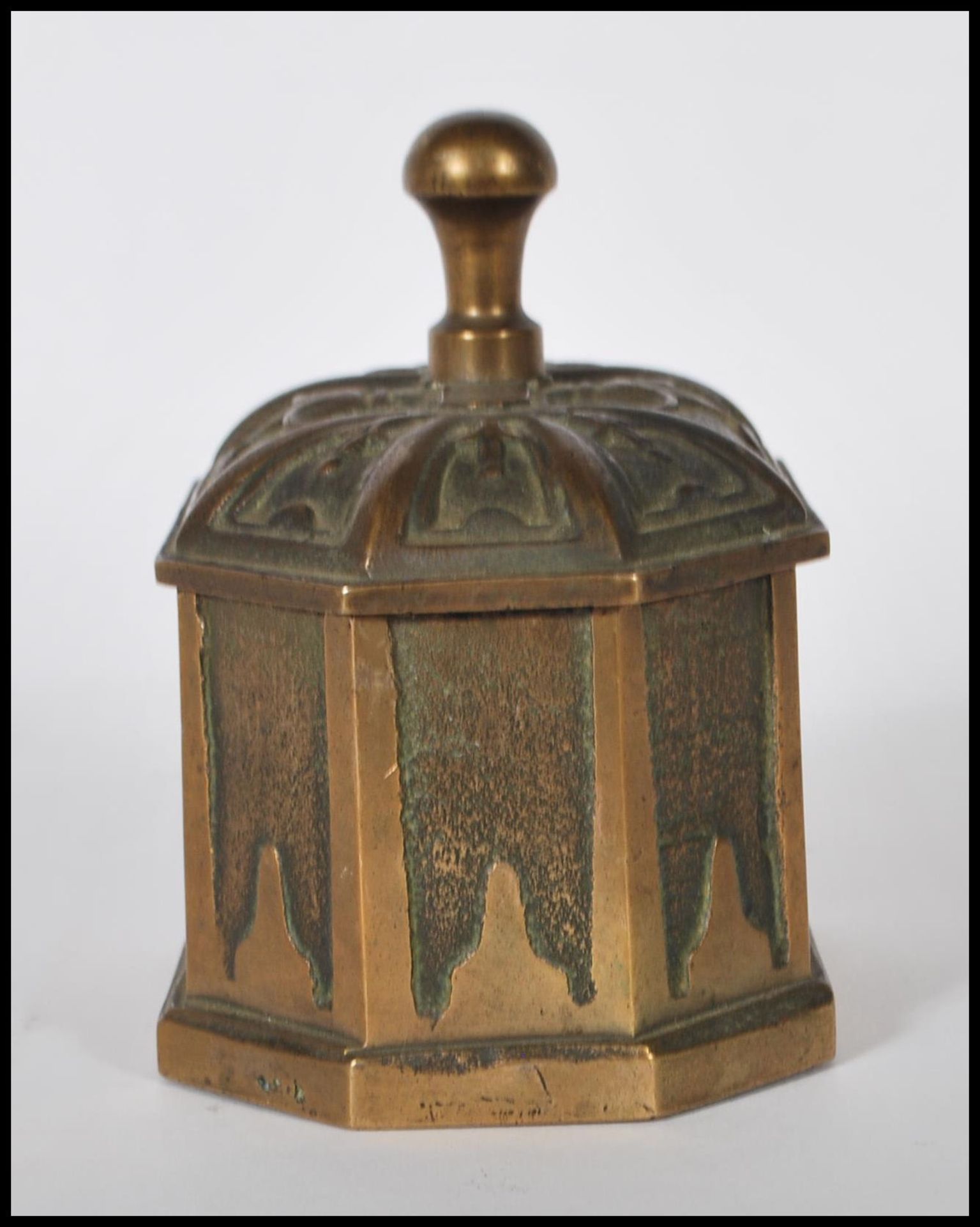 A 19th Century cast bronze tea / tobacco press of octagonal form having embossed panelled decoration - Bild 5 aus 9