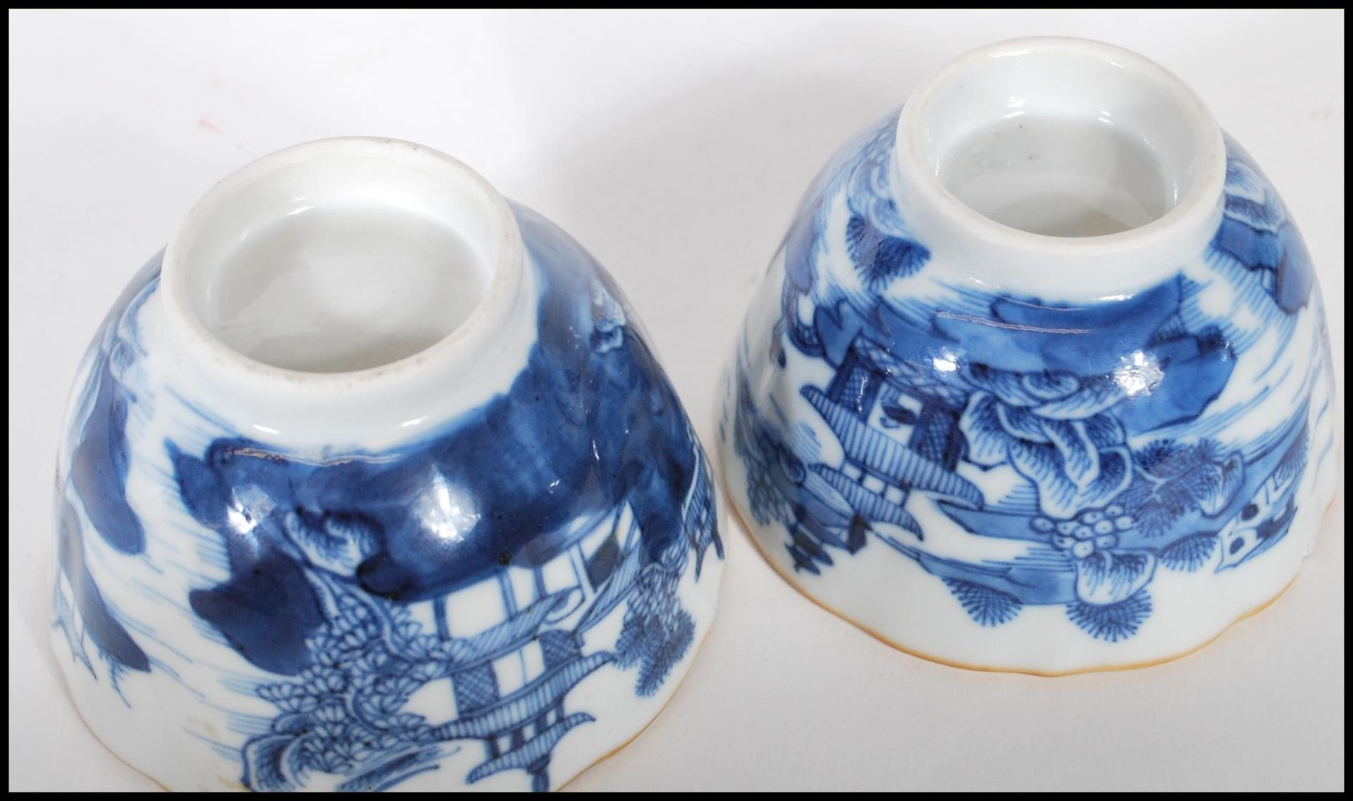 A collection of Chinese porcelain export ceramics to include a hand painted Imari teapot of - Image 9 of 10