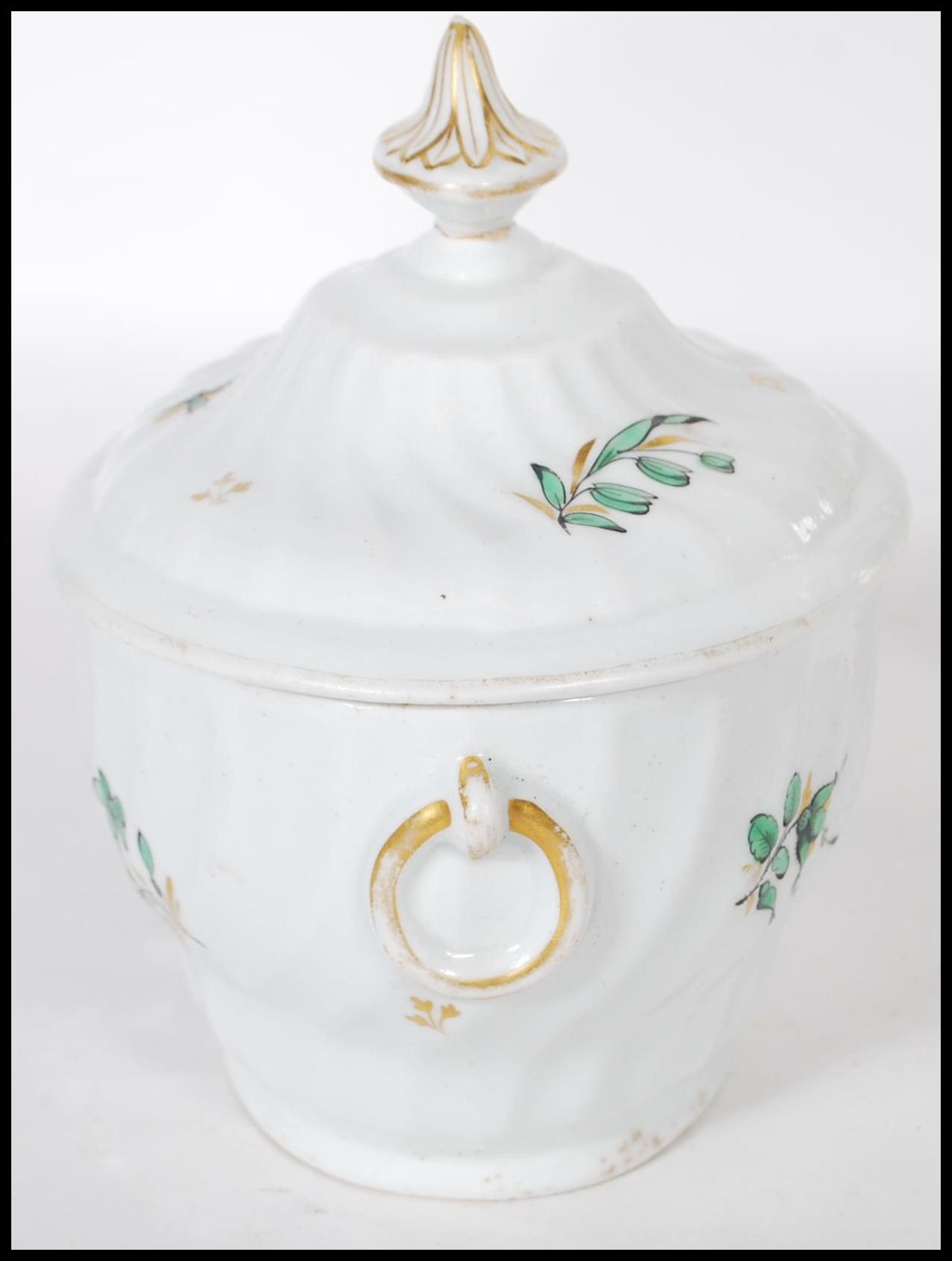 A 19th Century Flight and Barr Worcester lidded sucrier having a white ground body with floral and - Bild 3 aus 15