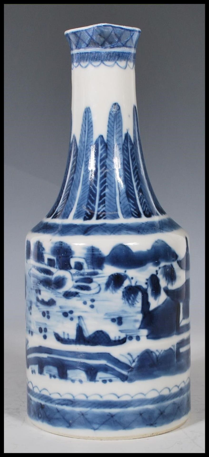 A Chinese 19th Century Canton blue and white mallet vase having a cylindrical body with a tapering - Bild 3 aus 19