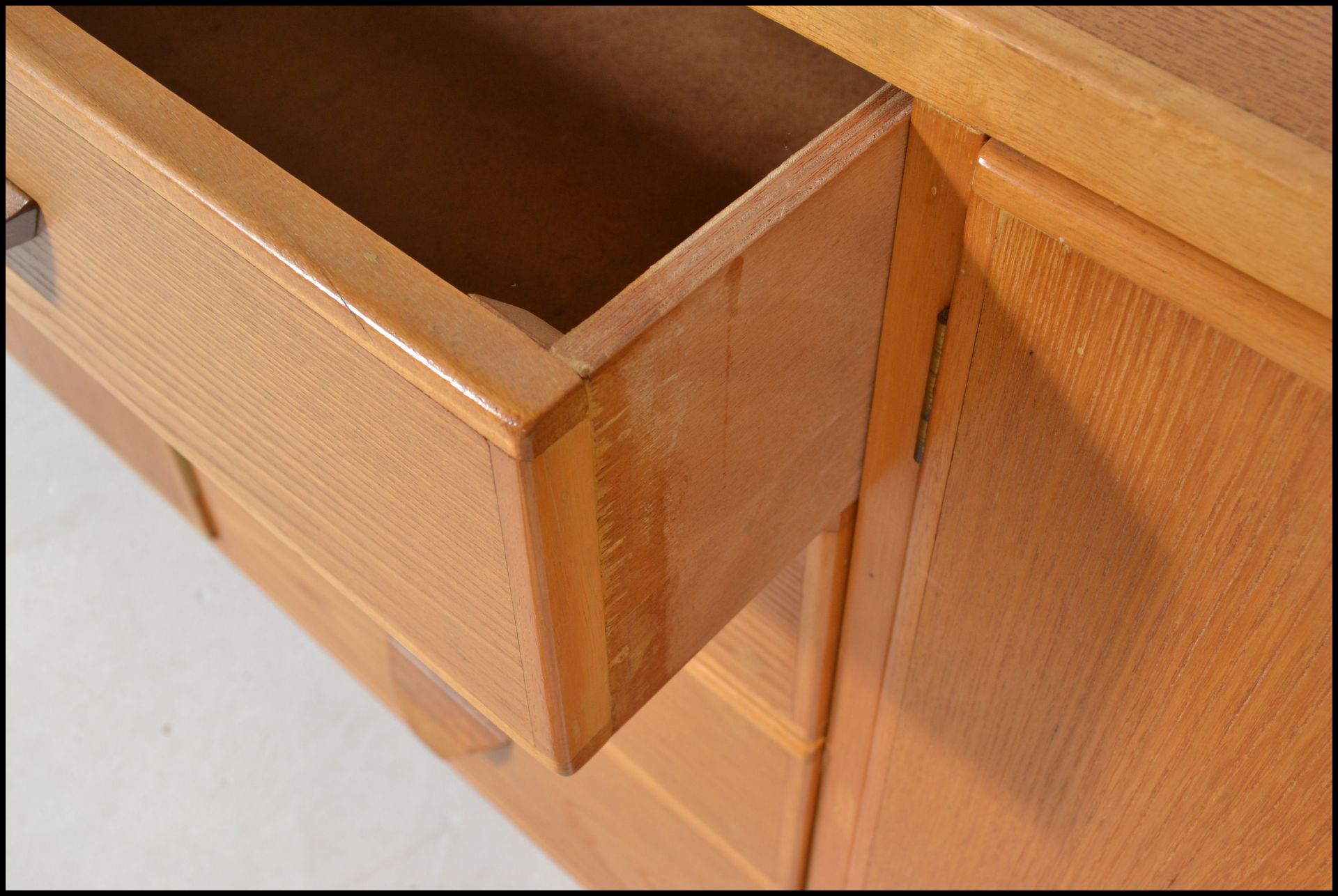 A mid century Ercol manner oak sideboard credenza being raised on stub turned legs with a wide and - Bild 3 aus 8