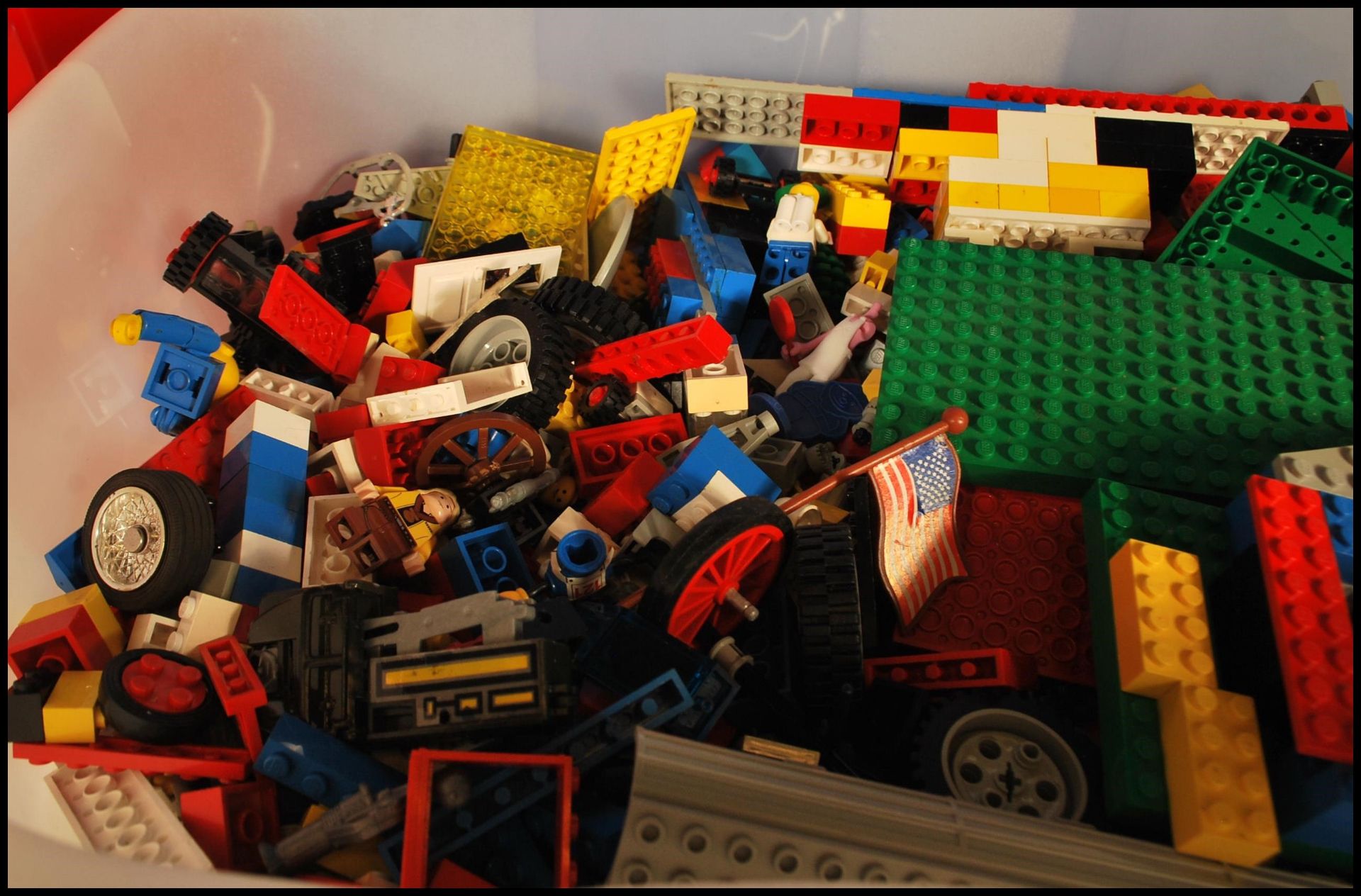 A collection of Circa 1970's / 1980's loose lego pieces, including bricks, plates, trees, wheels, - Bild 3 aus 5