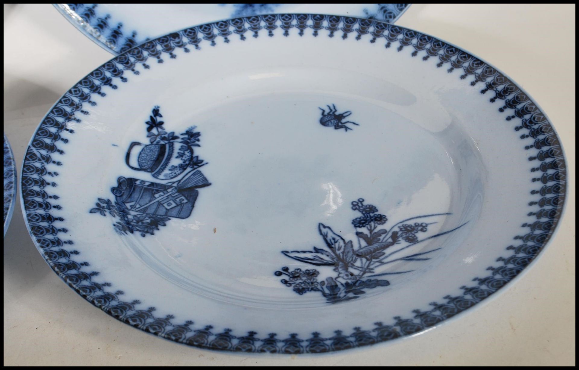 A matching set of seven early 20th Century blue and white dinner plates having blue pattern - Bild 7 aus 9