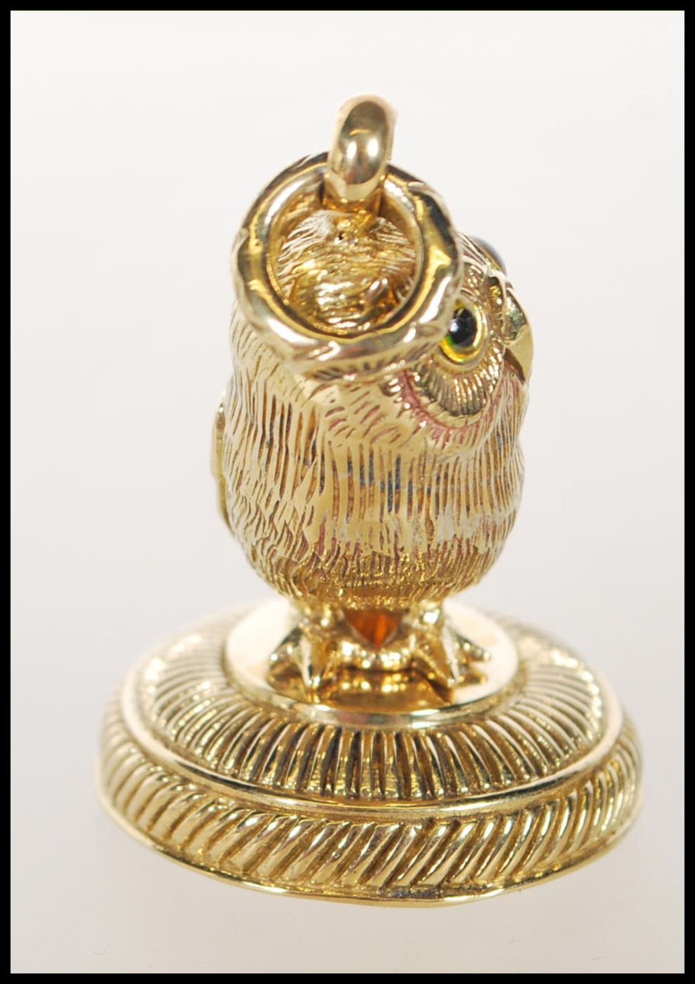 A contemporary gold plate seal in the form of an owl. Measures 4cm tall by 2.5cm diameter. - Bild 2 aus 6