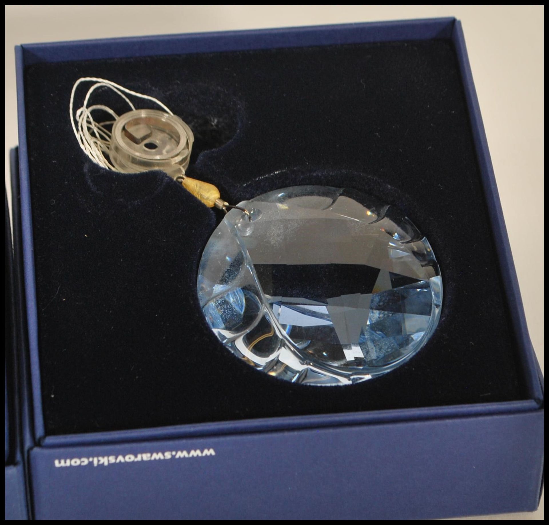 Swarovski - A selection of cut glass crystal window ornaments to include three of round faceted - Bild 6 aus 6