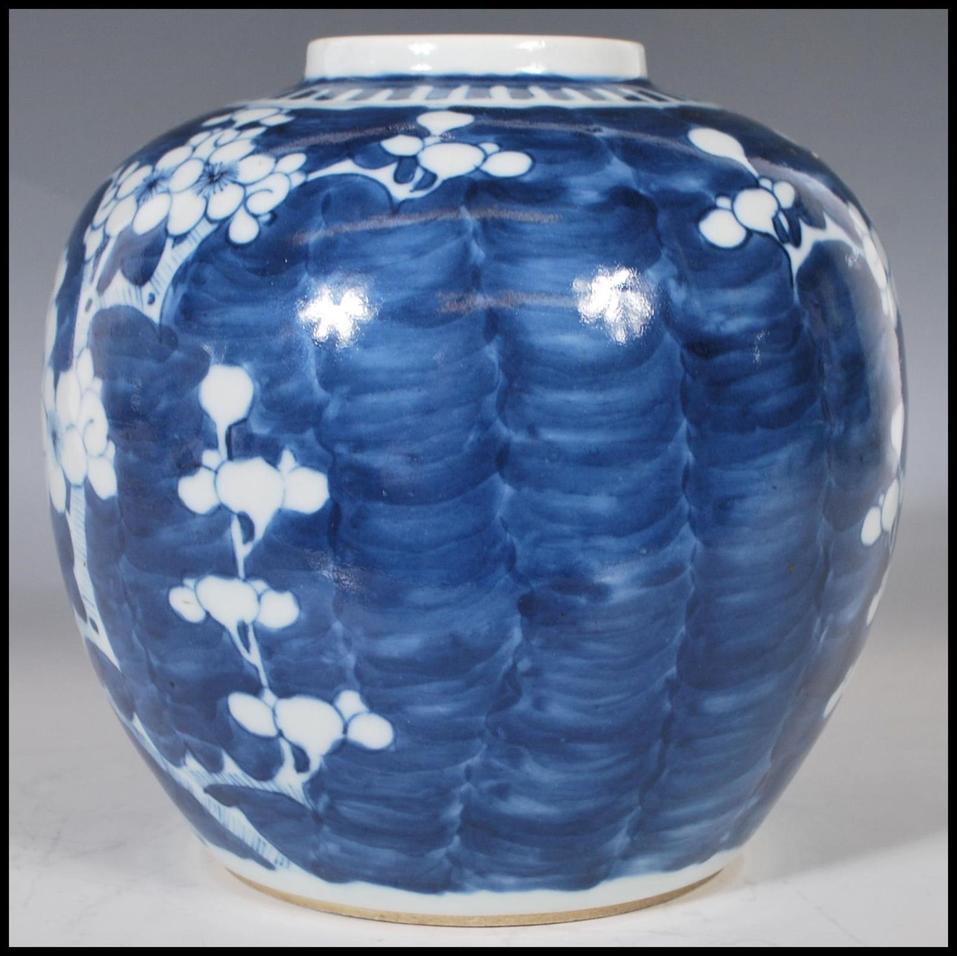 A 19th Century Chinese ginger jar of large proportions and bulbous form being hand painted in blue - Bild 16 aus 24