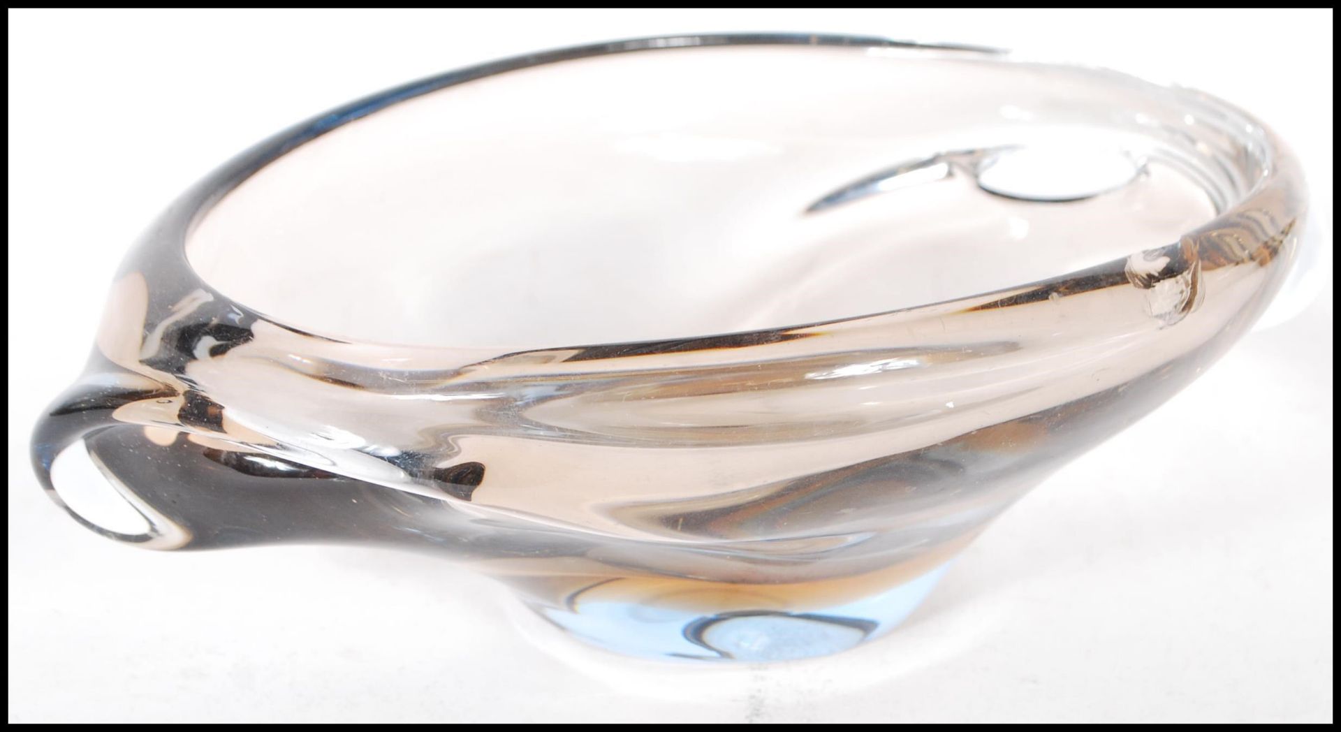 Two pieces of retro 20th Century Continental heavy studio glass dishes of scalloped asymmetric - Bild 2 aus 9