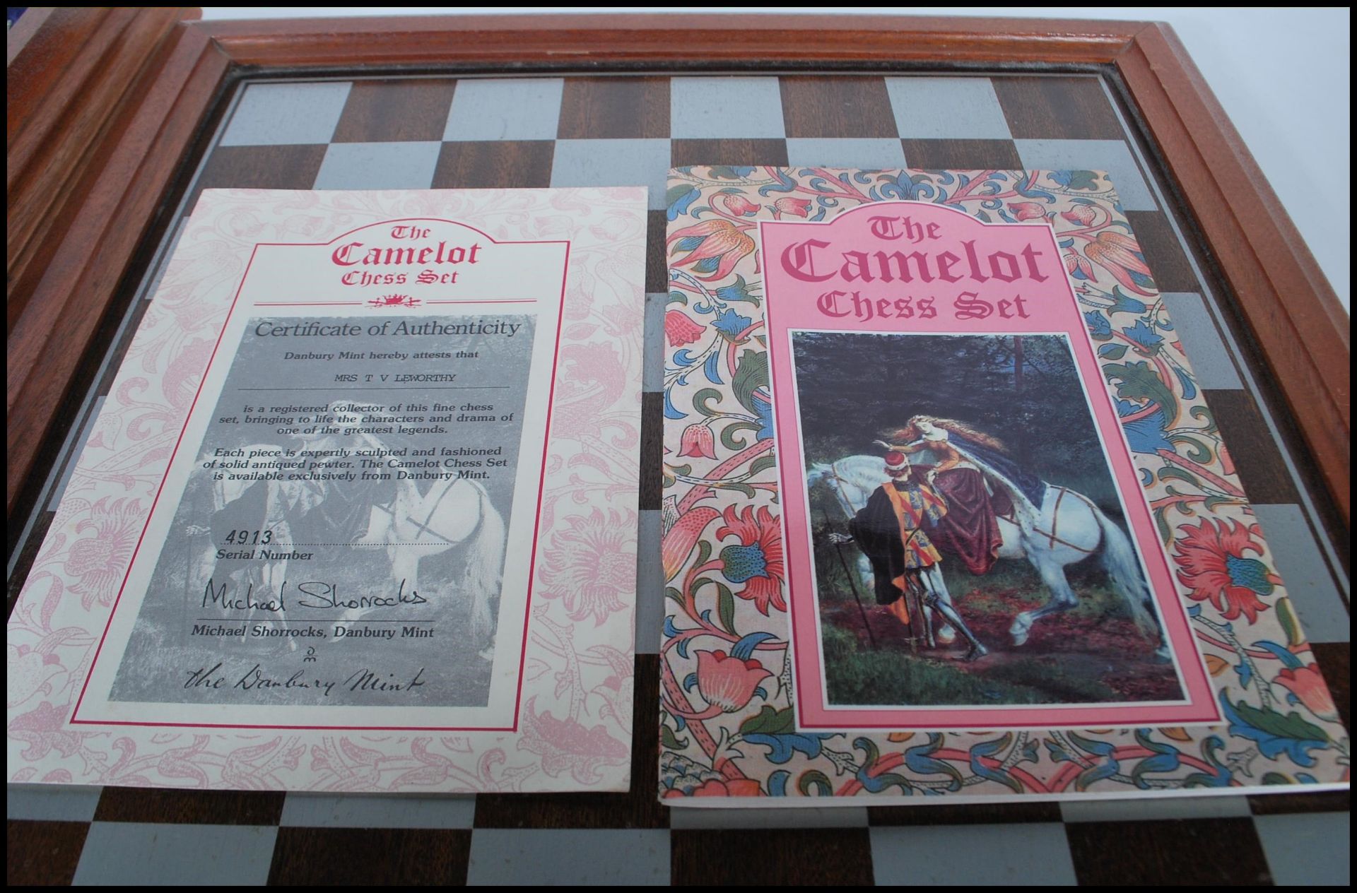 A collectors Danbury Mint Royal Selangor chess set entitled ' The Camelot Chess Set' consisting of - Bild 10 aus 12