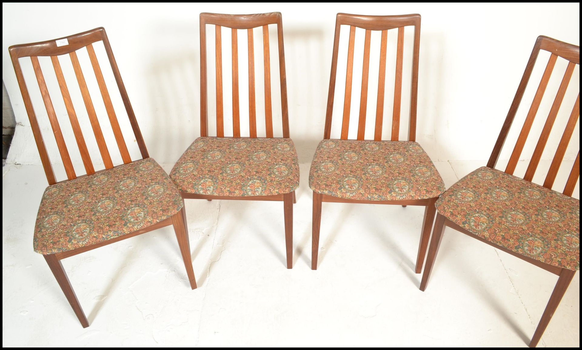 G Plan- A set of four retro mid 20th Century G Plan Fresco range tak wood rail back dining chairs - Bild 2 aus 8