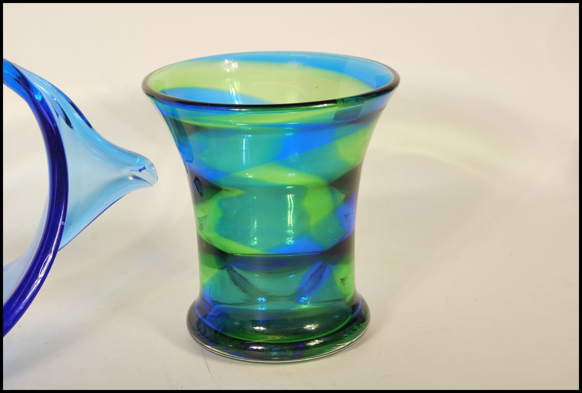 A selection of 20th Century retro studio glass to include a blue and green rainbow glass vase in the - Bild 5 aus 5