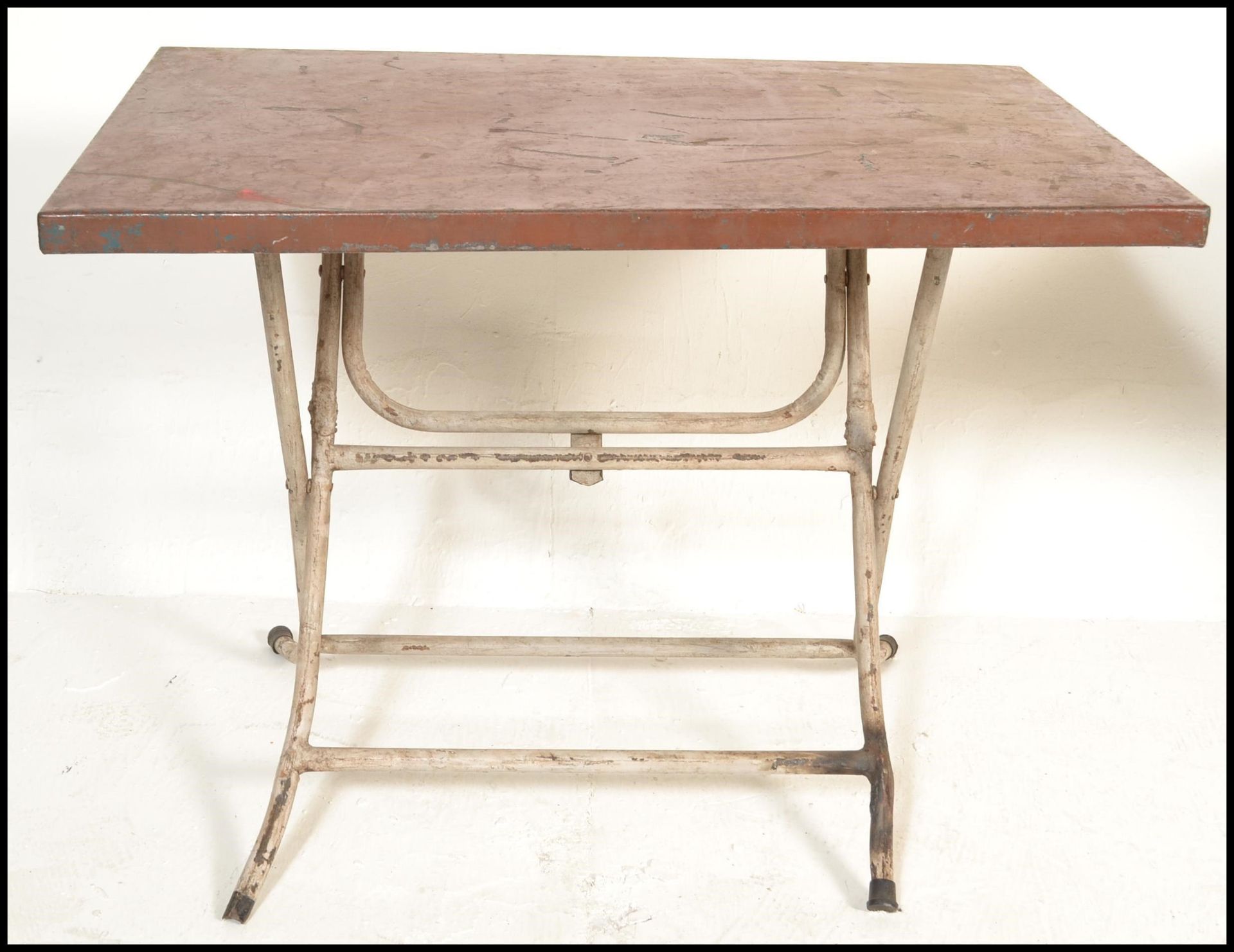 A set of retro 20th century metal folding cafe tables. Each with folding metal leg bases having - Bild 6 aus 7