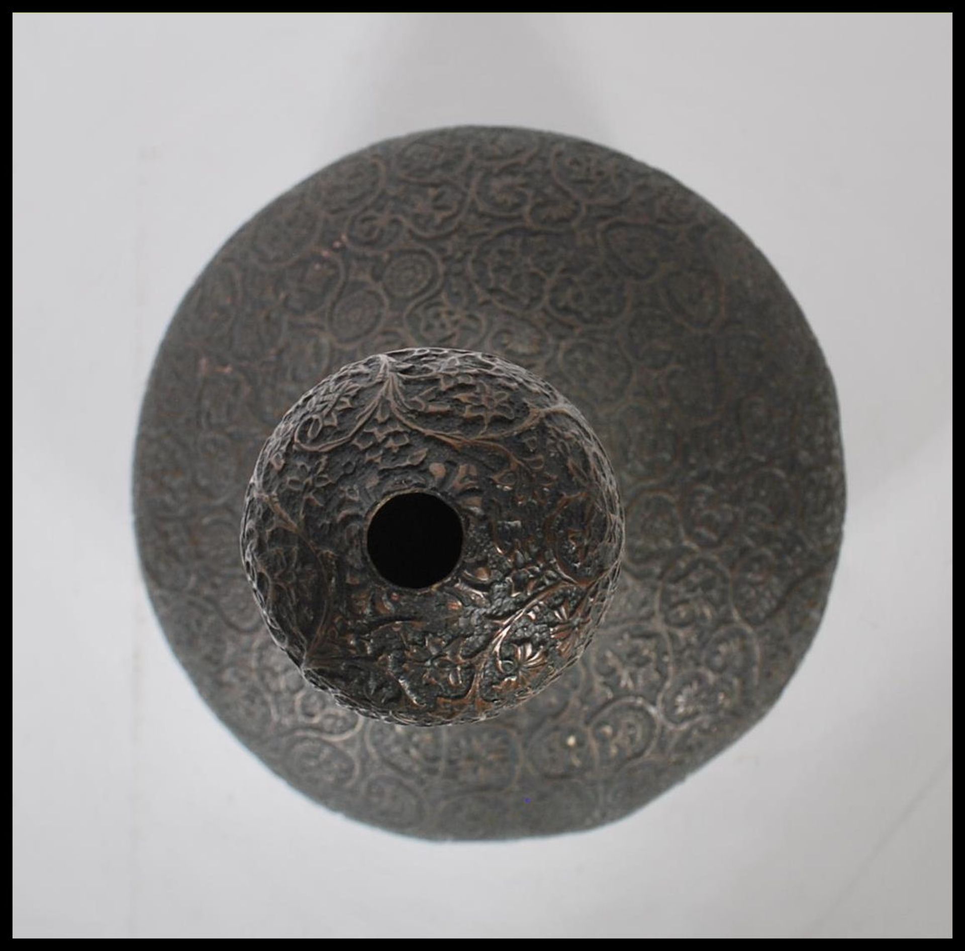 A early to mid 20th Century Middle Eastern / Islamic lidded copper water pourer / vase of bulbous - Bild 5 aus 8