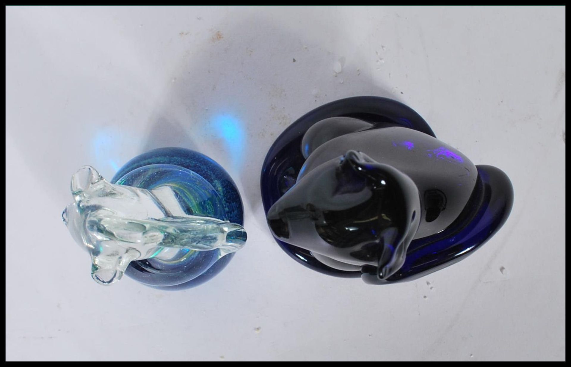 A Mdina studio glass paperweight in the form of a horse, the base having a blue and green swirl - Bild 5 aus 6