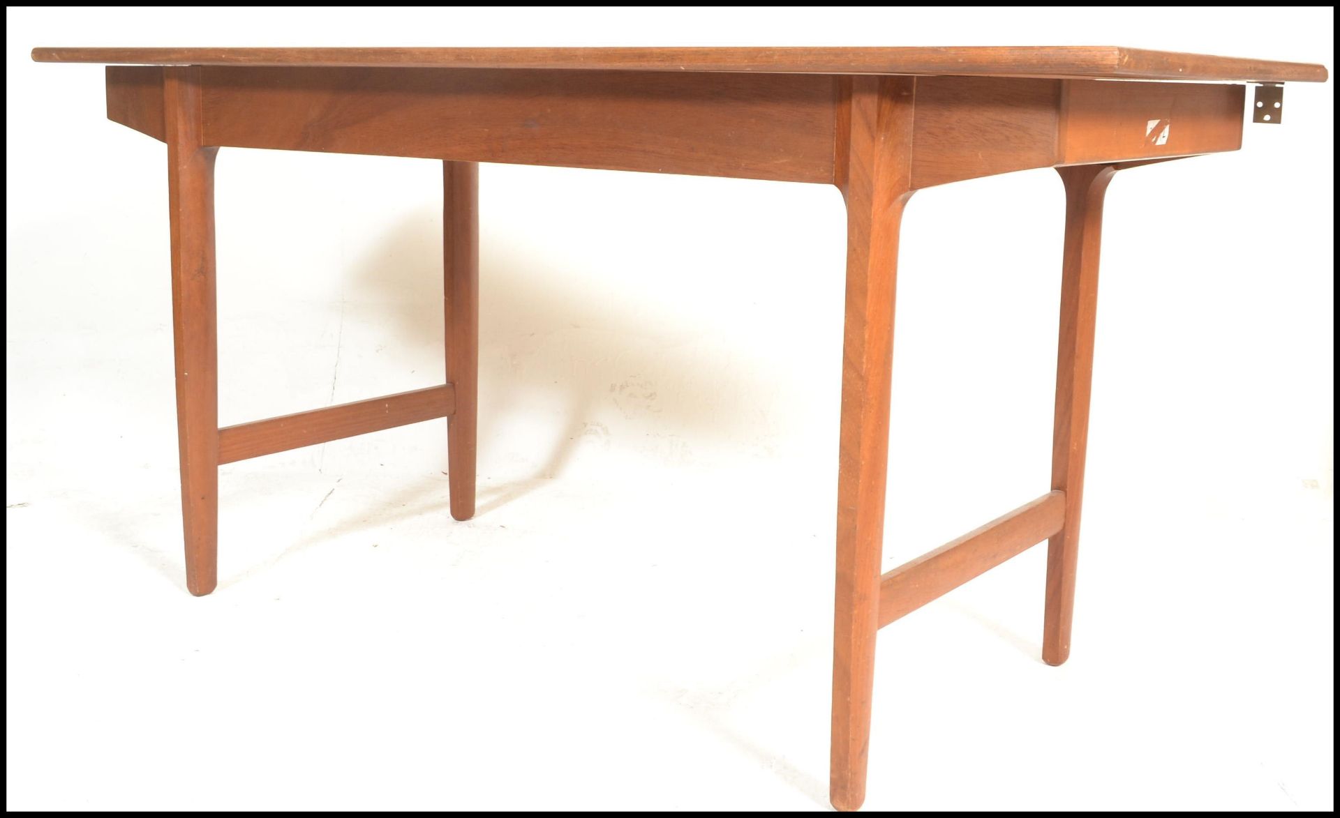 A mid century Bath Cabinet Makers teak wood Danish inspired dining table being raised on turned, - Bild 4 aus 7