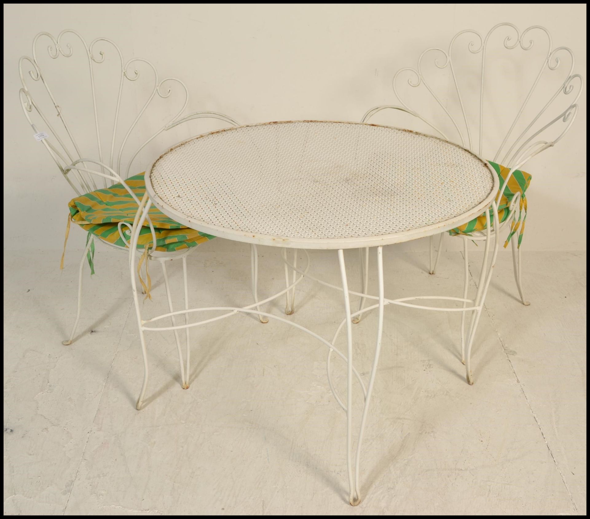 A 20th Century metal garden table and two chairs, the chairs having scroll fan backrests raised on - Bild 3 aus 11