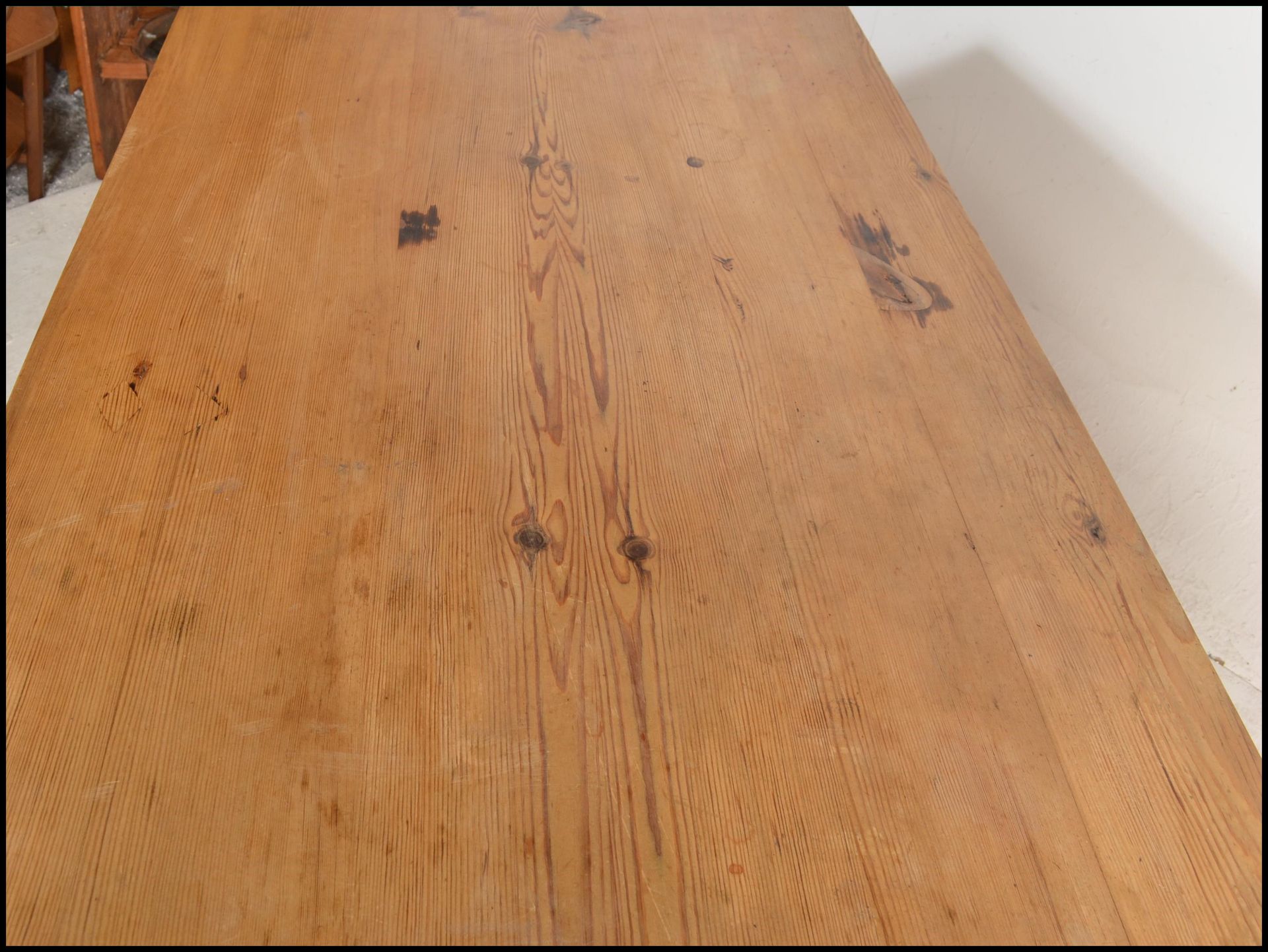 A large 20th Century plank top refectory dining table, the table top constructed from reclaimed pine - Bild 4 aus 5