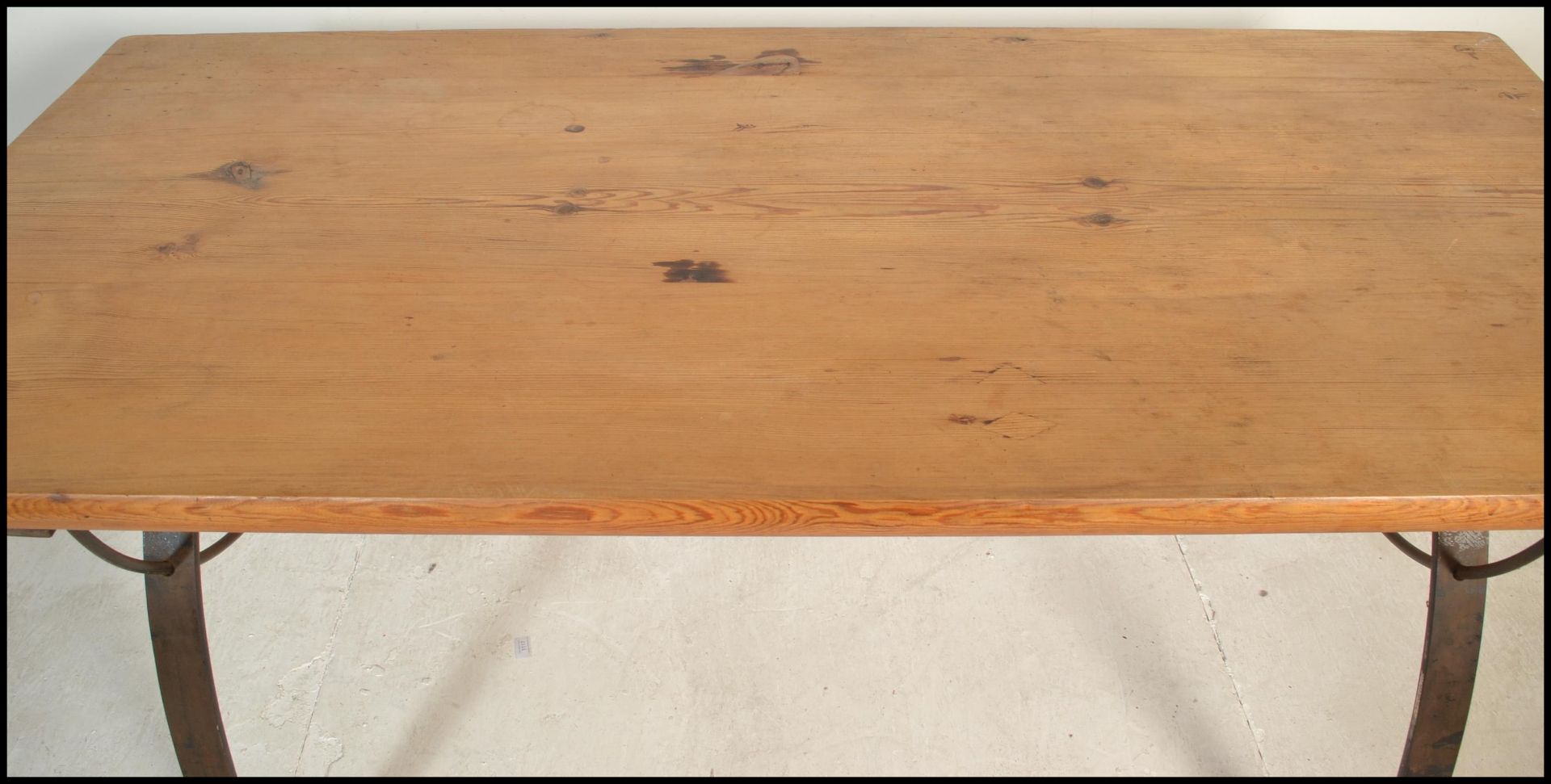 A large 20th Century plank top refectory dining table, the table top constructed from reclaimed pine - Bild 3 aus 5