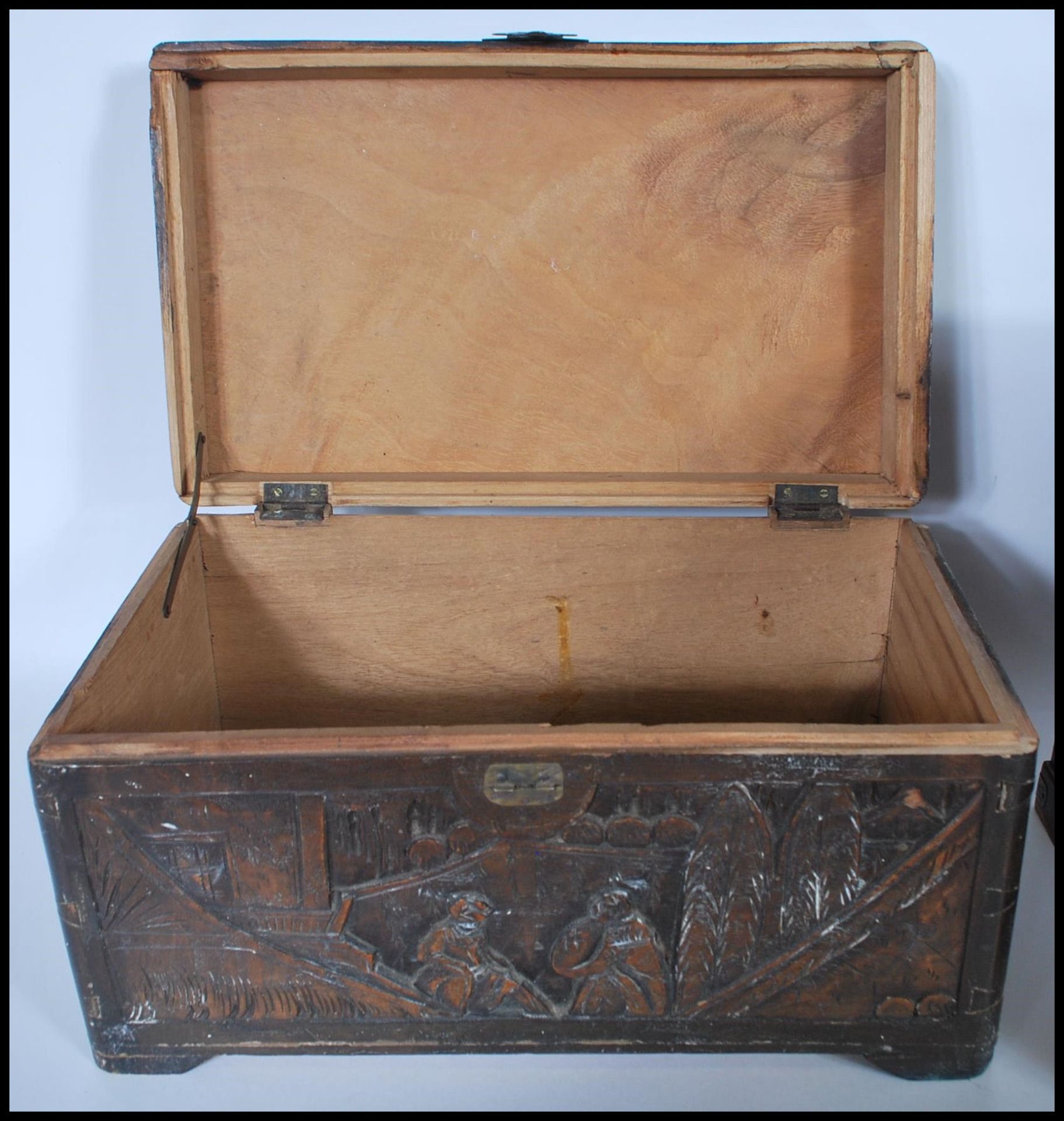 A late 19th Century Chinese carved wooden table top box decorated with carved panels depicting - Bild 4 aus 5