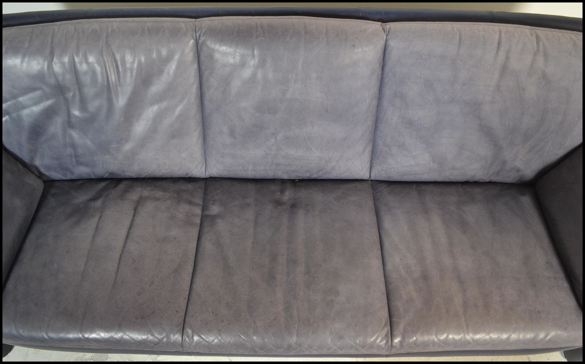 A 20th Century vintage Leolux lounge suite consisting of a three seater sofa and armchair , the body - Bild 8 aus 9